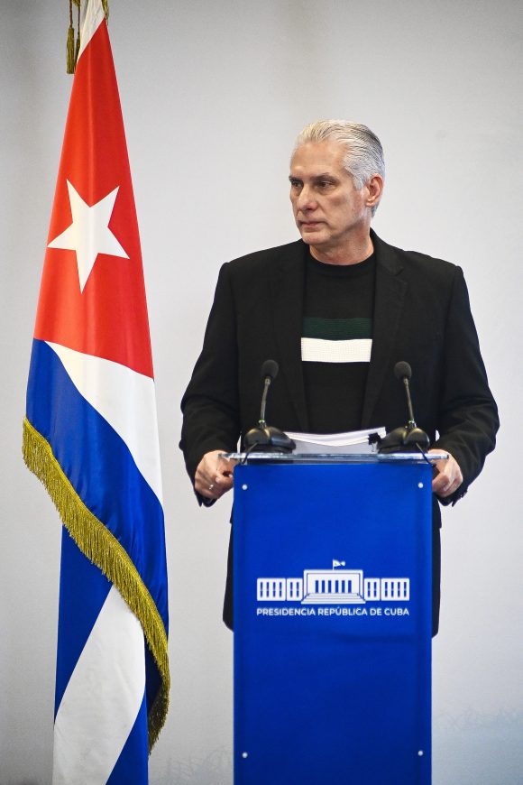 🇨🇺 El Primer Secretario del Comité Central del Partido Comunista de Cuba y Presidente de la República Miguel Díaz-Canel Bermúdez comparece en estos momentos ante medios nacionales y extranjeros.
📺📲 El encuentro se transmite en cadena nacional de radio y televisión.
#UnidosXCuba