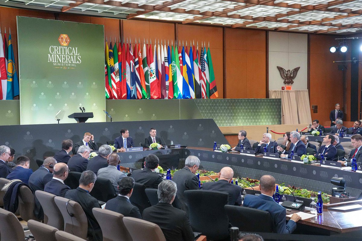 Minerais critiques ⛏️ : mêmes risques, même intérêt. Face à nos dépendances, notre réponse doit être collective.

À Washington, lors de la réunion organisée par <a href="/SecRubio/">Secretary Marco Rubio</a>, j’ai porté la voix des 27 pour des approvisionnements diversifiés, des prix justes et des standards élevés.