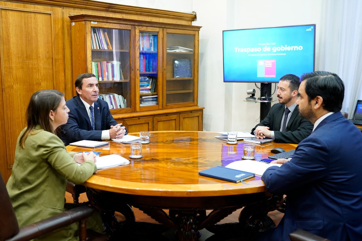 📌 Esta mañana se concretó el primer encuentro bilateral presencial entre el ministro de Justicia y Derechos Humanos, Jaime Gajardo, y quien lo sucederá en el cargo a partir del 11 de marzo, Fernando Rabat.

La reunión se extendió por más de dos horas, instancia en la que Gajardo