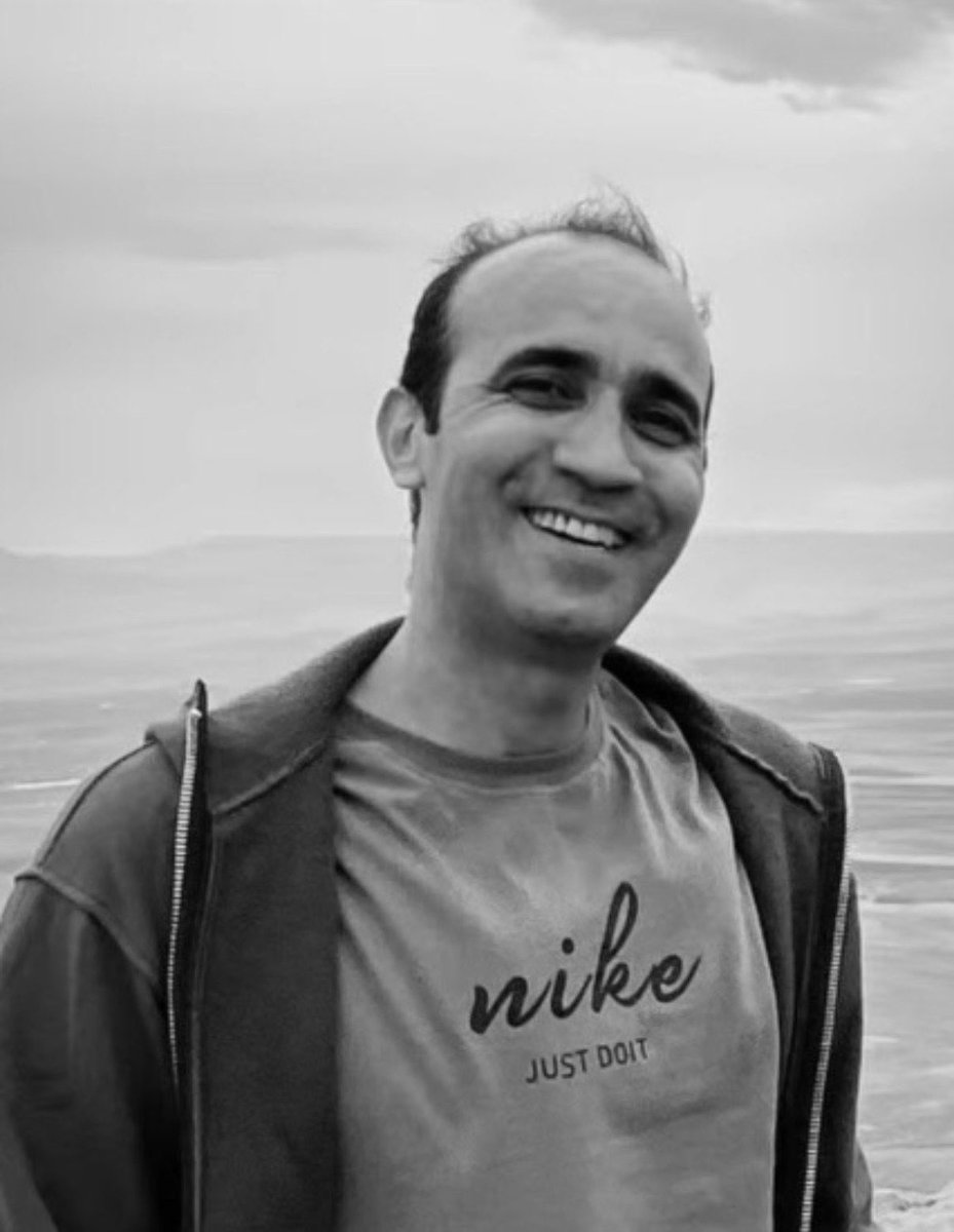 فرزند ایران و کشته شده در راه وطن #مهدی_صالحی
مهدی ۴۳ سالش بود و در ۱۹ دی با شلیک گلوله به قلبش، کشته شد. مربی شنا و غریق نجات بود.

تو هشتگرد کرج کشته شد؛ چه خنده‌های زیبایی..