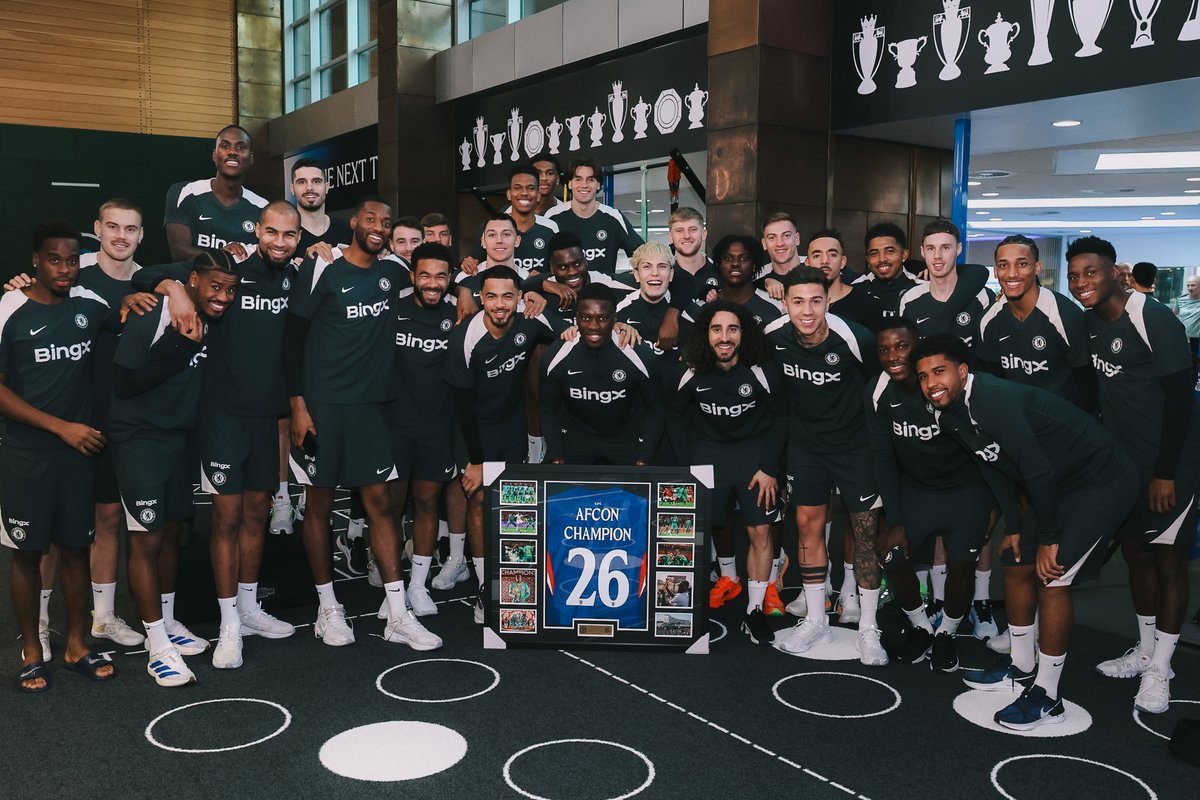 ChelseaFC's tweet image. Celebrating Mamadou's special achievement with Senegal. 🇸🇳💙