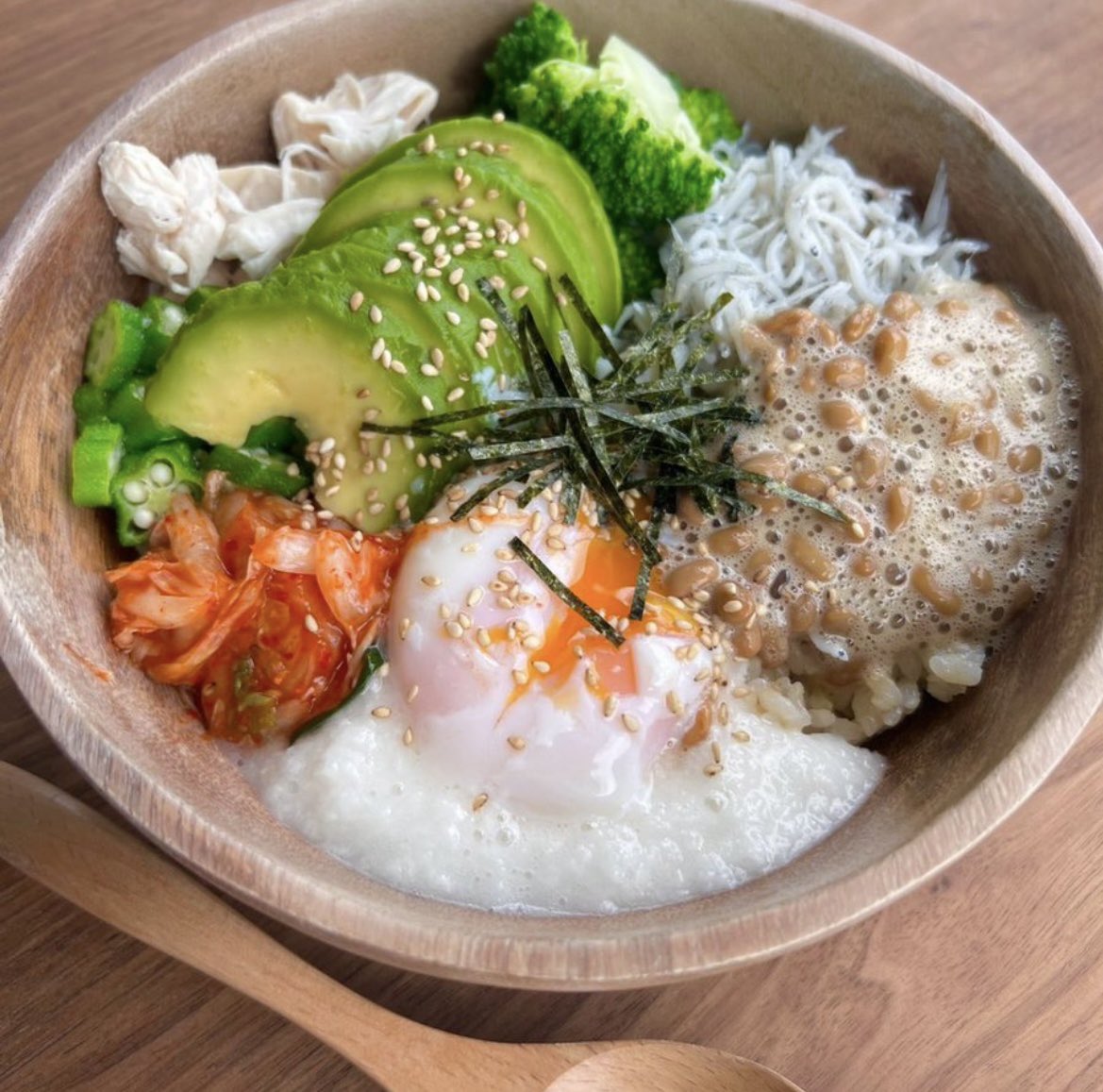 chocoha25's tweet photo. ごはんの上に納豆,キムチ,オクラ,ささみ,アボカド,ブロッコリー,しらす,温泉卵を乗っけて醤油をぶっかけるだけで出来上がる激ウマ最強ダイエット飯。美味しいもの食べて腸内環境改善したい人はこれ一択 https://t.co/RLJkteq4gb