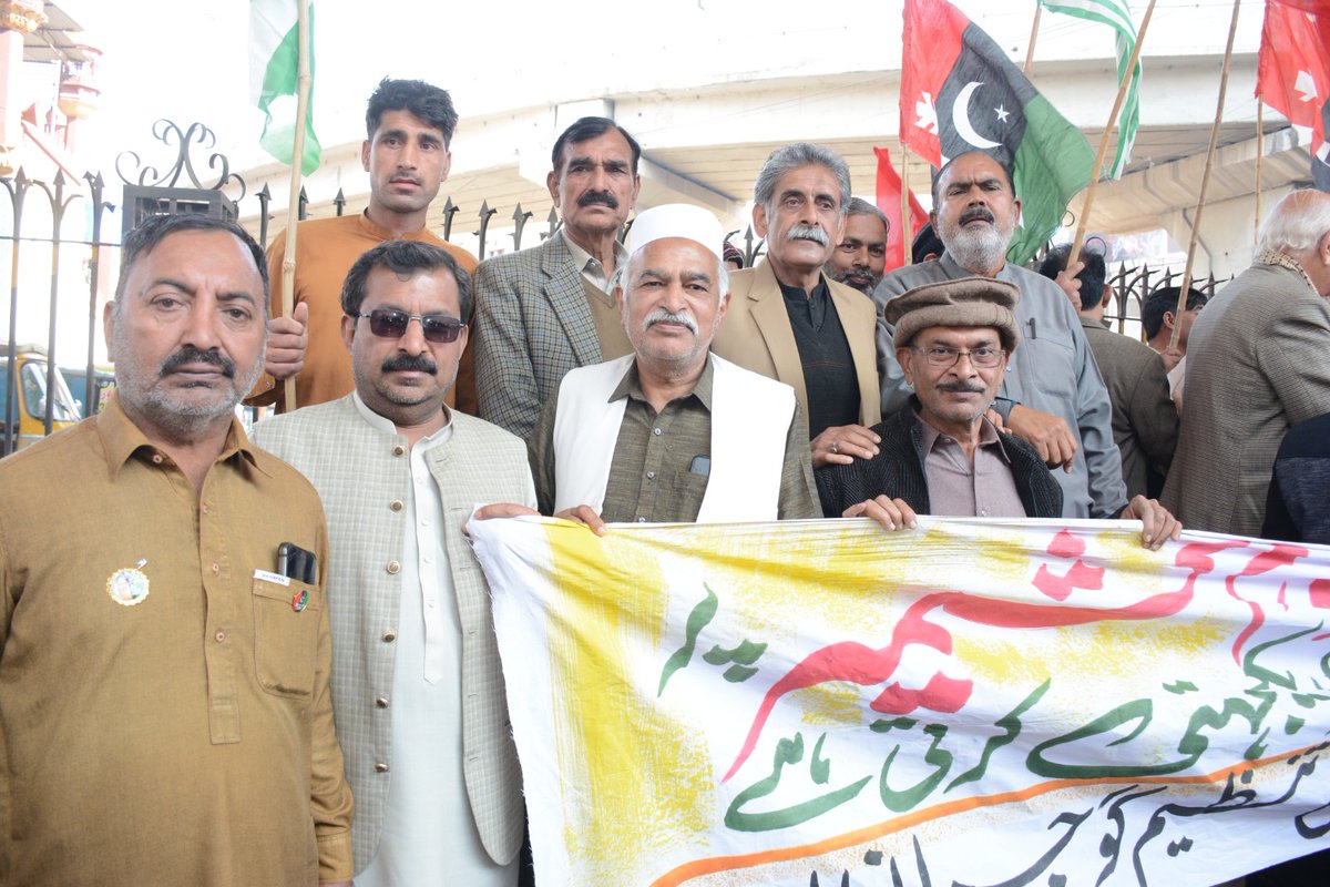 AhadRamay's tweet photo. پاکستان پیپلز پارٹی ضلع اور سٹی گوجرانوالہ کے زیرِ اہتمام یوم کشمیر کے حوالے سے کشمیریوں سے اظہارِ یکجہتی کے سلسلے میں ریلی ضلع اور سٹی گوجرانوالہ کے عہدیداران اور کارکنان کے ساتھ کشمیر بنے گا پاکستان https://t.co/PxvKbdJUyX