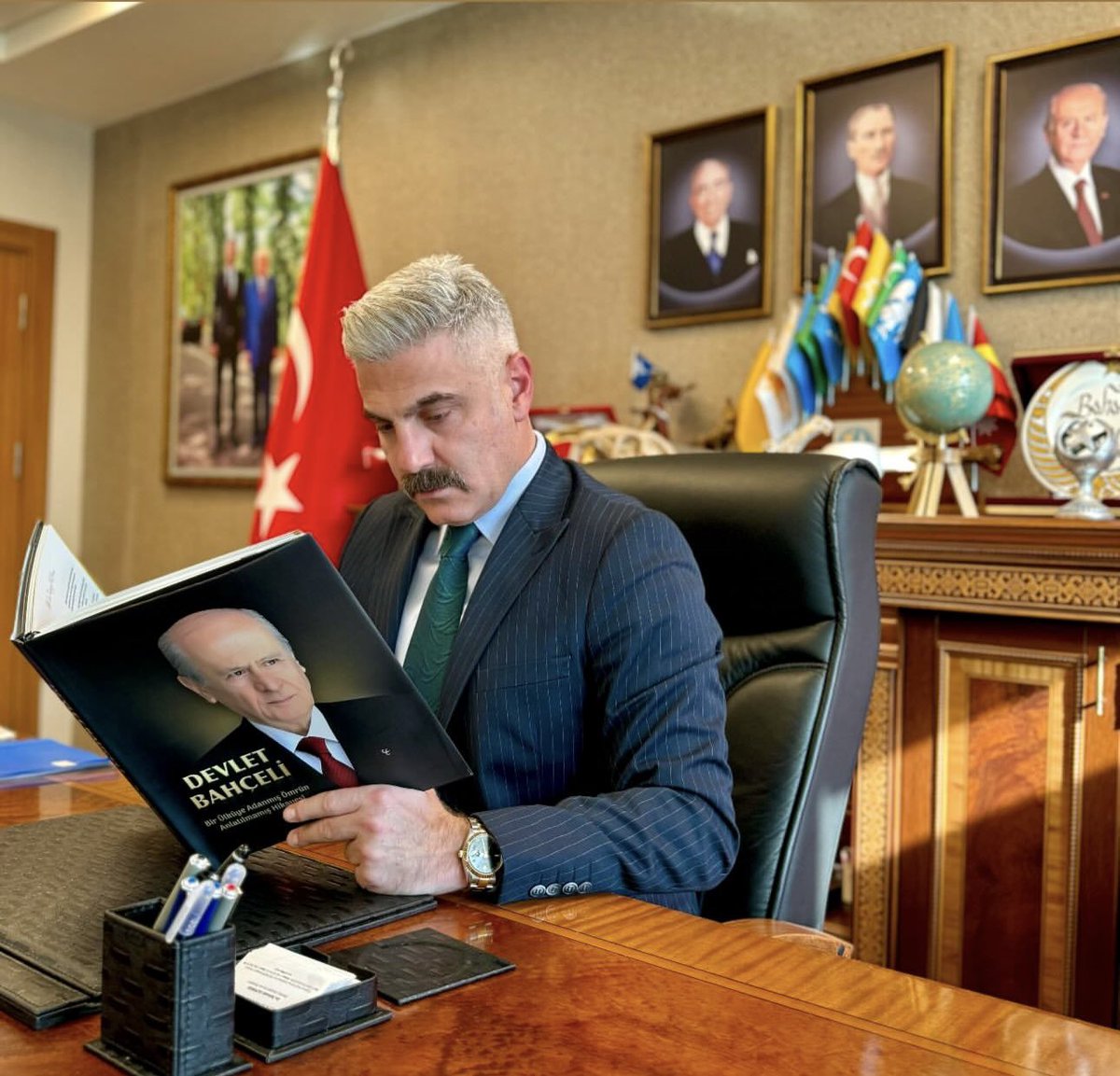 bhdralprn's tweet photo. Liderimiz Devlet Bahçeli’yi Türk siyasetinde ayrıcalıklı kılan en önemli vasıflardan biri de güçlü siyasi öngörüsüdür. 

Yıllar öncesinden dile getirdiği uyarıların, yaptığı tespitlerin ve ortaya koyduğu değerlendirmelerin zaman içinde birer birer haklı çıkması, onun olaylara yüzeysel değil, derinlikli ve devlet perspektifiyle baktığının açık göstergesidir. 

Gelişmeleri önceden okuyabilen bu feraset, Türkiye’nin kritik dönemlerinde milletimiz için hayati öneme sahip olmuş ve necip vatandaşlarımız bu duruma defalarca şahitlik etmiştir. 

Liderimiz Devlet Bahçeli , kendisine yapılan her türlü haksız ithamlara rağmen, öngörüleri her zaman haklı çıkmış ve fakat, asla  “ ben söylemiştim”  dememiştir. 

Doğru bildiğini her şartta açıkça ifade etmiş, bedeli ne olursa olsun hakikatten ve milli çizgiden sapmamıştır. 

Liderimiz Devlet Bahçeli, hiçbir baskıya boyun eğmeden, hiçbir tehdide teslim olmadan, milli duruşundan taviz vermemiş; Türk milletinin hak ve menfaatlerini savunmayı asli görevi bilmiştir. 

Sayın Genel Başkanımızı ve partimizin Terörsüz Türkiye kararlılığını hedef alan eleştiriler, ne siyaset ciddiyetiyle ne de devlet aklıyla izah edilebilir. 

Bu sözde itirazlar, hakikati tartışmaktan ziyade gürültü üretmekten ibarettir. Beyhudedir. 

Çünkü mesele şahıslar ya da günlük polemikler değil; devletin ebed müddet ilkesidir, milletin bekasıdır, Türkiye’nin yarınlarıdır.

Muhalefet elbette demokrasinin bir parçasıdır. Ancak muhalefet, devleti zayıflatmanın, beka hassasiyetlerini aşındırmanın, terörle mücadeleyi sulandırmanın kılıfı olamaz. 

Terörle arasına mesafe koyamayan bir siyaset, meşruiyet tartışmasını bizzat kendisi başlatır. 

Devletin kararlılığına çelme takan her söylem, kimden gelirse gelsin, tarih önünde mahkûmdur.

Liderimiz Devlet Bahçeli’nin durduğu yer nettir: Teröre sıfır tolerans, millete koşulsuz sadakat, devlete tavizsiz bağlılık. 

Bu çizgi, günü kurtarmaya çalışanların değil; asırlık devlet geleneğinin çizgisidir. 

Bu duruş, sadece bir siyasi tavır değil, aynı zamanda tarih önünde verilmiş bir vatan borcunun ifadesidir.

CHP’nin ve. İP in gerçek niyetini ise aziz milletimiz açıkça görmektedir. 

Terörle arasına kalın bir duvar öremeyen, küresel hesapların gölgesinde siyaset devşirmeye heveslenen, siyonist-emperyalist odakların alkışına bel bağlayan bir yaklaşımın bu ülkeye sunabileceği hiçbir gelecek yoktur. 

Bu, ideolojik bir eleştiridir; çünkü mesele kimlik değil, zihniyet meselesidir. Türkiye’nin çıkarlarıyla örtüşmeyen her dış referans, bu millete yabancıdır.

Terörsüz bir Türkiye hedefi, bir temenni değil; devlet politikasıdır. Bu politikayı sulandırmaya çalışanlar, “eleştiri” kılıfı altında aslında süreci baltalamayı amaçlamaktadır. 

Ama nafile. Millet, kimin yanında durduğunu, kimin rüzgâra göre yön değiştirdiğini çoktan ayırt etmiştir.

Bugün yüksek sesle sürece itiraz eden, önüne geçmeye çalışanlar yarın susacak ve Sayın Genel Başkanımızın ve Sayın Cumhurbaşkanımızın haklılığına şahitlik edecektir. 

Çünkü devlet susmaz, millet vazgeçmez. Gürültü diner; irade kalır. 

Terörsüz Türkiye yürüyüşü durdurulamaz.

Aziz milletimiz, kimin nerede durduğunu, kimin hangi değerler uğruna mücadele ettiğini çok iyi bilmektedir. 

Bu asil Millet, sabırlı, sükunetli ve itidalli bir şekilde, ülkemizde icra edilen siyaseti takip etmekte, Cumhur İttifakına güvenmekte ve güveninin boşa çıkmayacağını da tespit ve tayin ile ortaya koymaktadır.