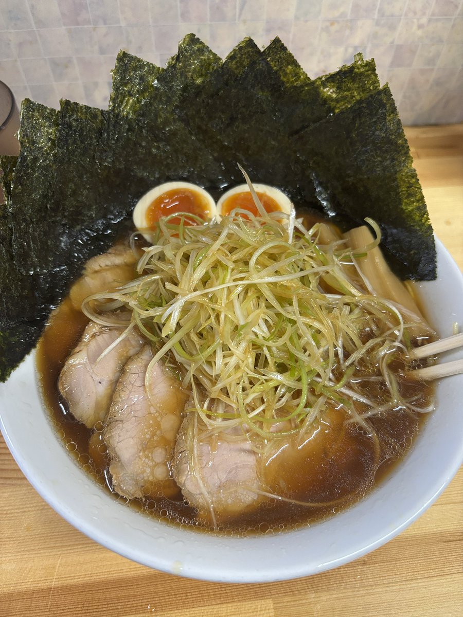 これぞ王道の八王子ラーメン。
コクのある醤油スープに、たっぷり乗ったシャキシャキの刻み玉ねぎが最高のアクセント。
中細のストレート麺がスープによく絡んで、一口食べたら止まりません。

日野市
こえもん