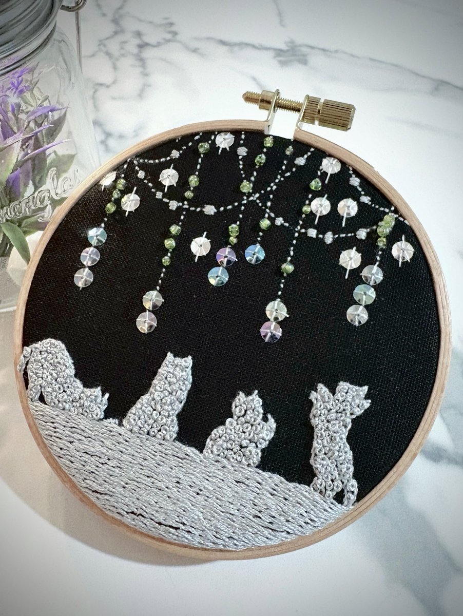 猫刺繍できたー10センチサイズ！
図案は「きらめく星空刺しゅう」より