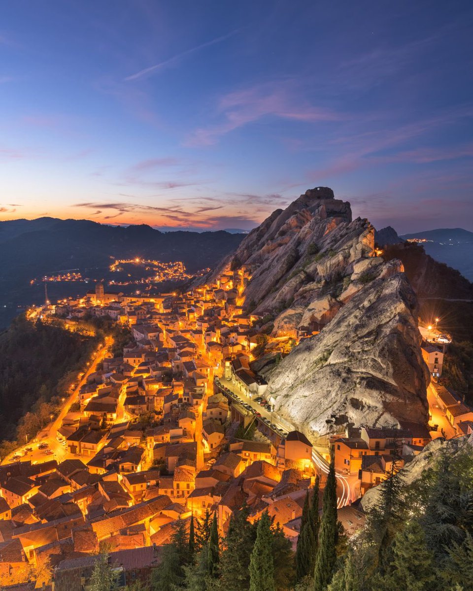 İtalya denince akla genellikle bilindik şehirler gelir. Oysa güneyde, kalabalıklardan uzak, hâlâ büyük ölçüde keşfedilmemiş bir bölge var: Basilicata.

Dolomiti Lucane’nin keskin kayalıkları arasına kurulmuş olan Pietrapertosa ise İtalya’nın en yüksek rakımlı köylerinden biri.