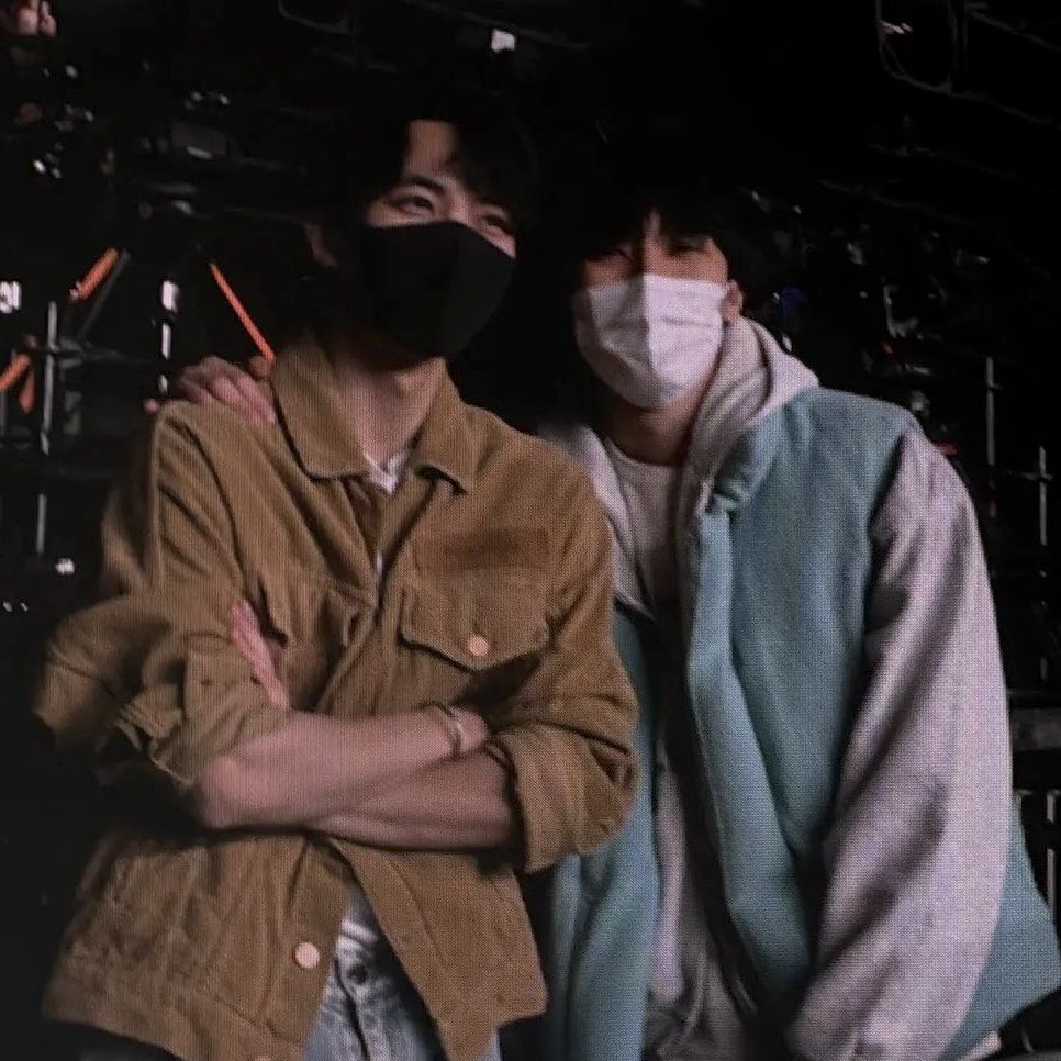 hanniegcfs's tweet photo. “find a way hyung” just what exactly did they do to make these two leave their jobs on a weekday to fly over another country 😭 https://t.co/Kiz1Bv66Fp