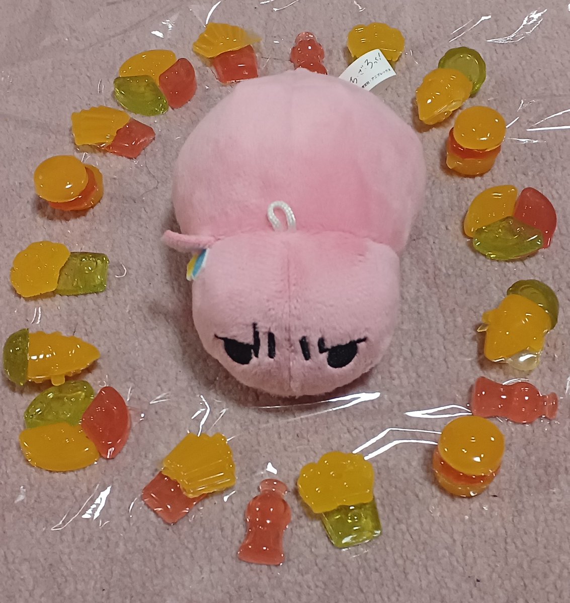 mikai194's tweet photo. おやつに囲まれたツチノコ https://t.co/ExnDzgUkoA