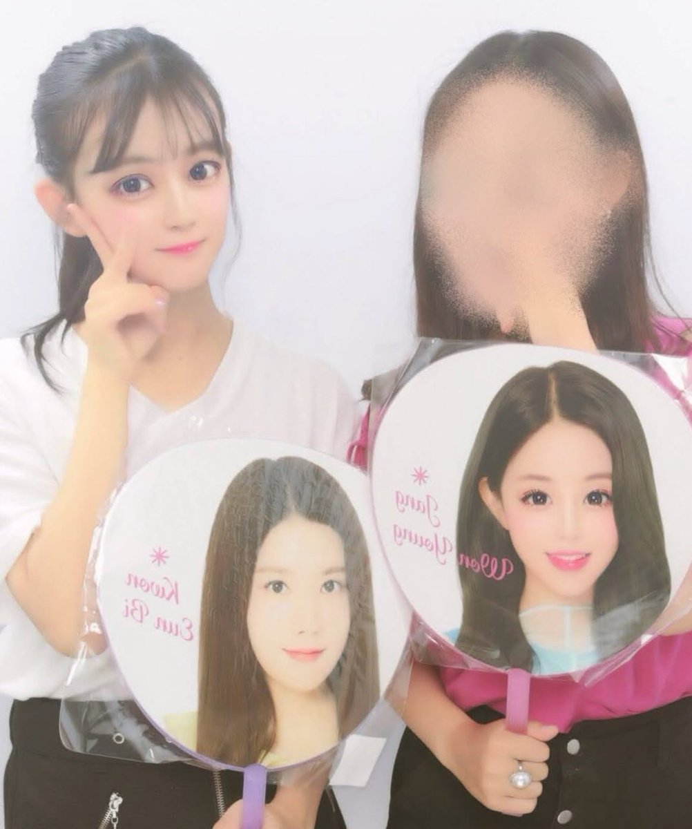 LypJQJBWwU14859's tweet photo. アイドルになってうちわの中にいた推しと一緒に遊んでる櫻井美羽、夢を叶えるための努力が全てを引き寄せすぎてる https://t.co/A8MjxrxD2o