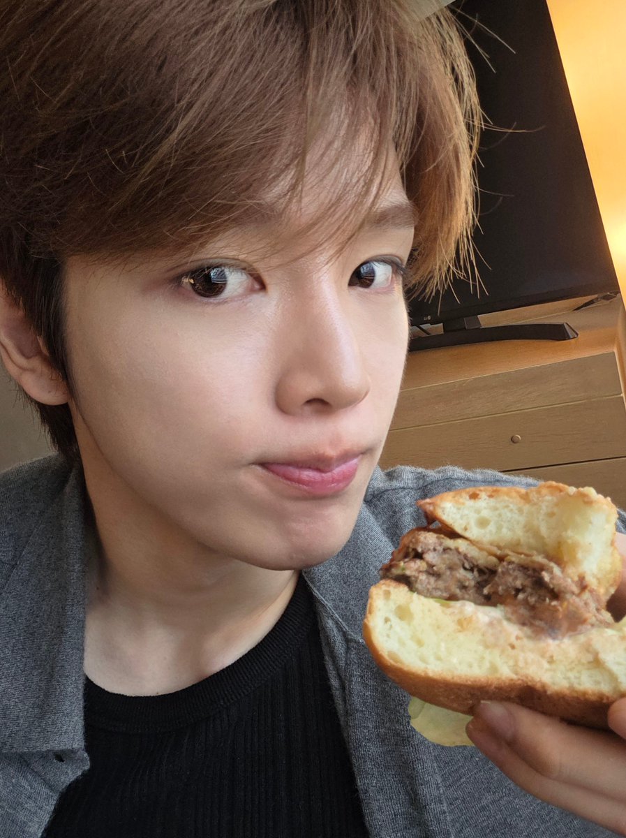 햄버거 먹다가 볼에 바람 넣고 
셀카 찍은 정성찬 진짜 졸귀ㅜ 아!!!!!