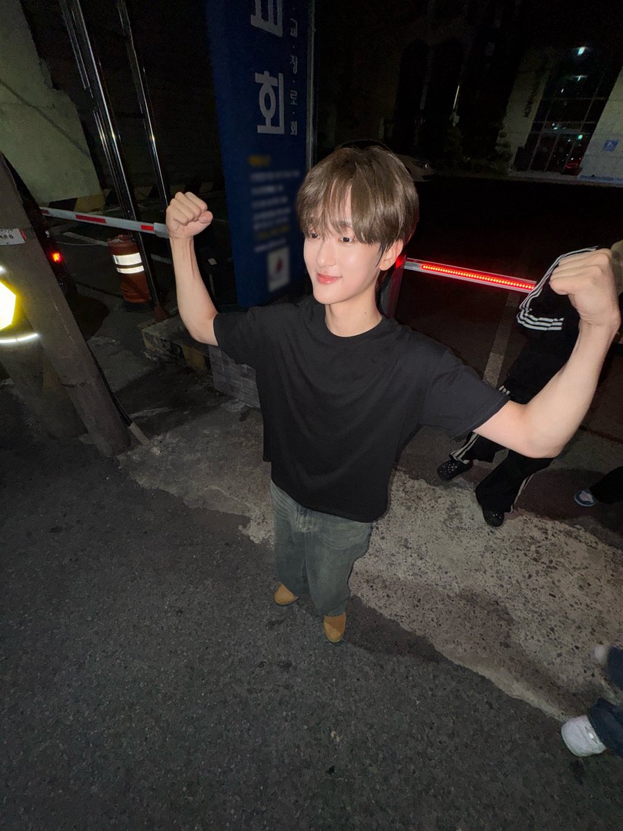 [#카엘]
우리 겸댕이 생일 축하해 지금 바로 옆에 있지만 앞으로도 계속 우리 옆에 있어라~~ 사랑한다 2026년도 많이 웃고 즐겨보자 스릉흔드아💙

#루네이트 #LUN8 #Chael 
#러베이트의_멋진리더_해피_진수_데이
#MelodyOf205_HappyJinsuDay