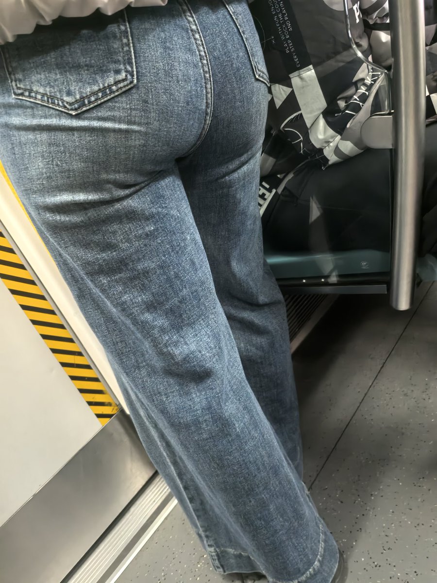 又是没能摸到翘臀的一天
但是有好看的翘臀 怎么能不记录下来呢？
#翘臀 #地铁