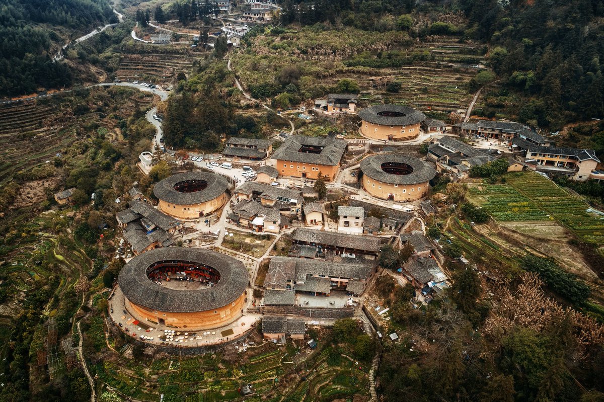 ChinaShowcase's tweet image. Fleeing the Wei–Jin upheavals, northern migrants—including some aristocratic families—settled south and formed early Hakka communities. Centuries later, their descendants built tulou: earthen fortresses where dozens of families lived and defended together. #Hakka #ChineseHistory