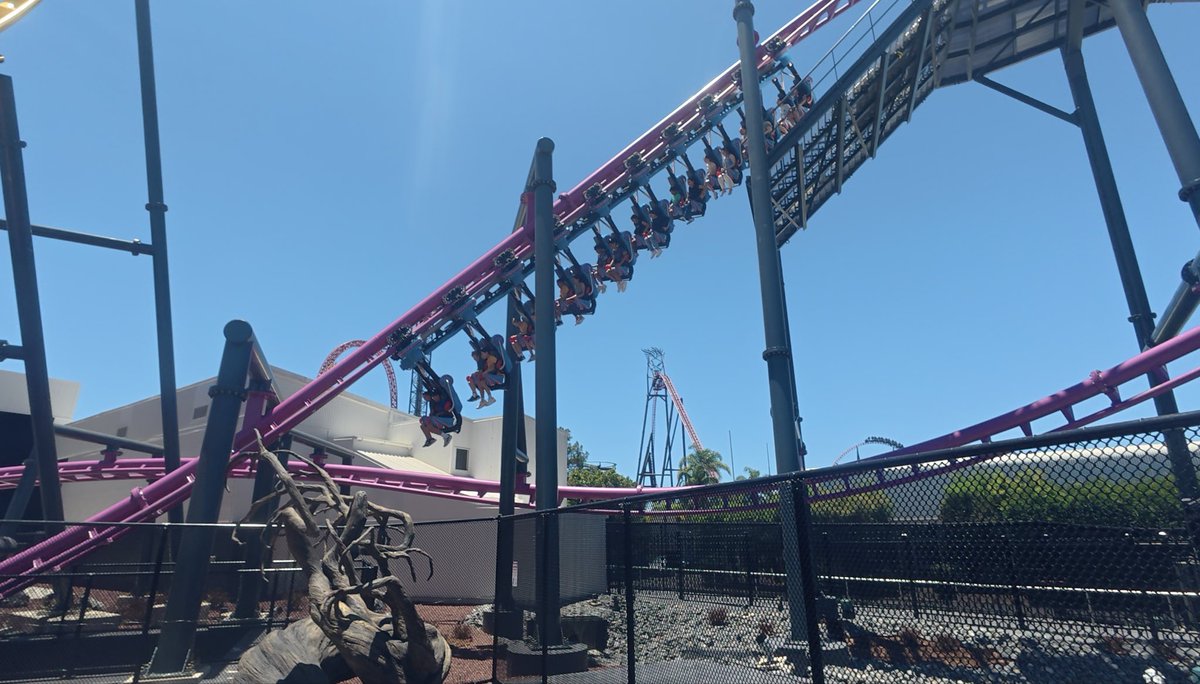 CoasterSamurai's tweet photo. ワーナーブラザーズ・
ムービーワールド(GC)
『フライト・オブ・ザ・ウィケッドウィッチ』
ベコマ製ファミリーサスペンデッド。強さ怖さは無いが、結構振り回されるので楽しい。腰バーで乗り心地も抜群です。
#コースター侍 #coastersamurai
#movieworld #Australia https://t.co/VHGqWswDbS