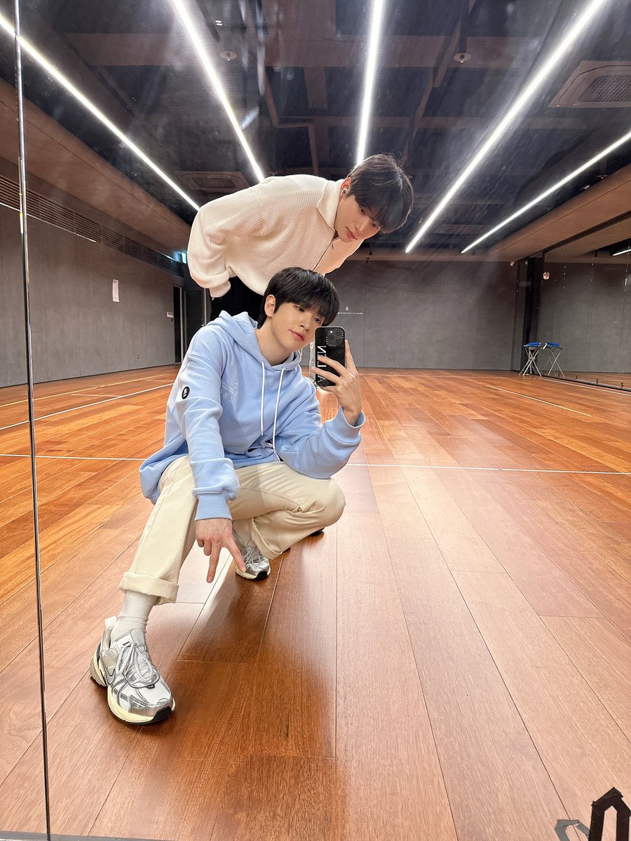 CRAVITY_twt's tweet photo. 모짱이 생일 축하해~~ 😆
(차량은 정차 중🐱!!)
#앨런 #정모 #HAPPYJUNGMODAY
#대상문_출신_구정모_생축
#크래비티_최강뽀짝귀요미_구정모_생일 https://t.co/N5nDBzaDug