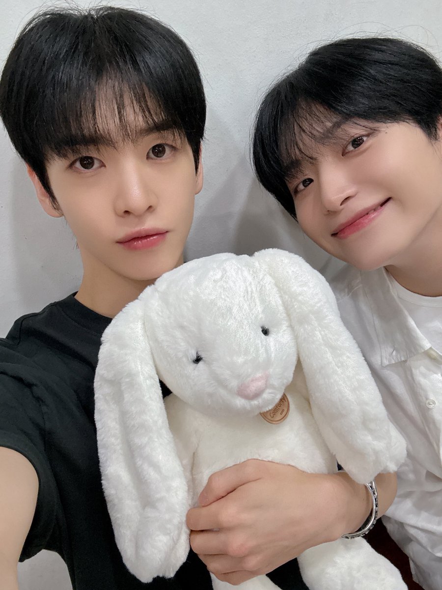 CRAVITY_twt's tweet photo. 모짱이 생일 축하해~~ 😆
(차량은 정차 중🐱!!)
#앨런 #정모 #HAPPYJUNGMODAY
#대상문_출신_구정모_생축
#크래비티_최강뽀짝귀요미_구정모_생일 https://t.co/N5nDBzaDug