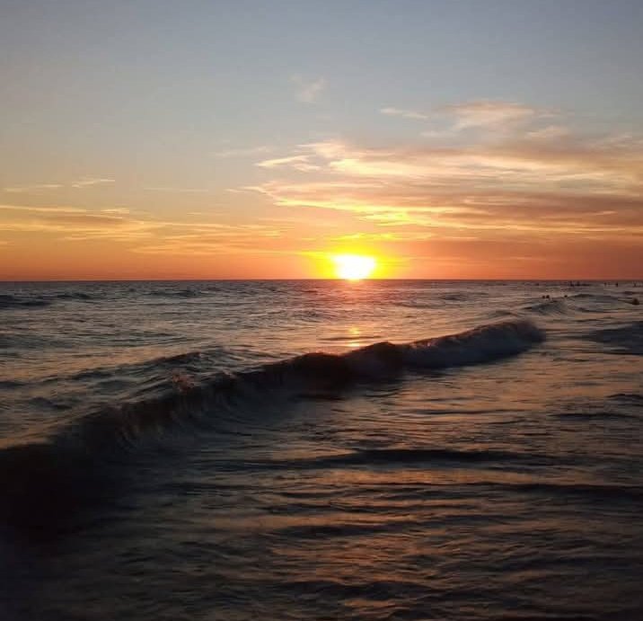 Tengan un excelente día. Por aquí, tratando de estar mejor. Toda separación es difícil. Pero como alguien me dijo ayer, pase por cosas tremendas...está también la voy a superar. Gracias a Dios tengo el apoyo de mí hijo...