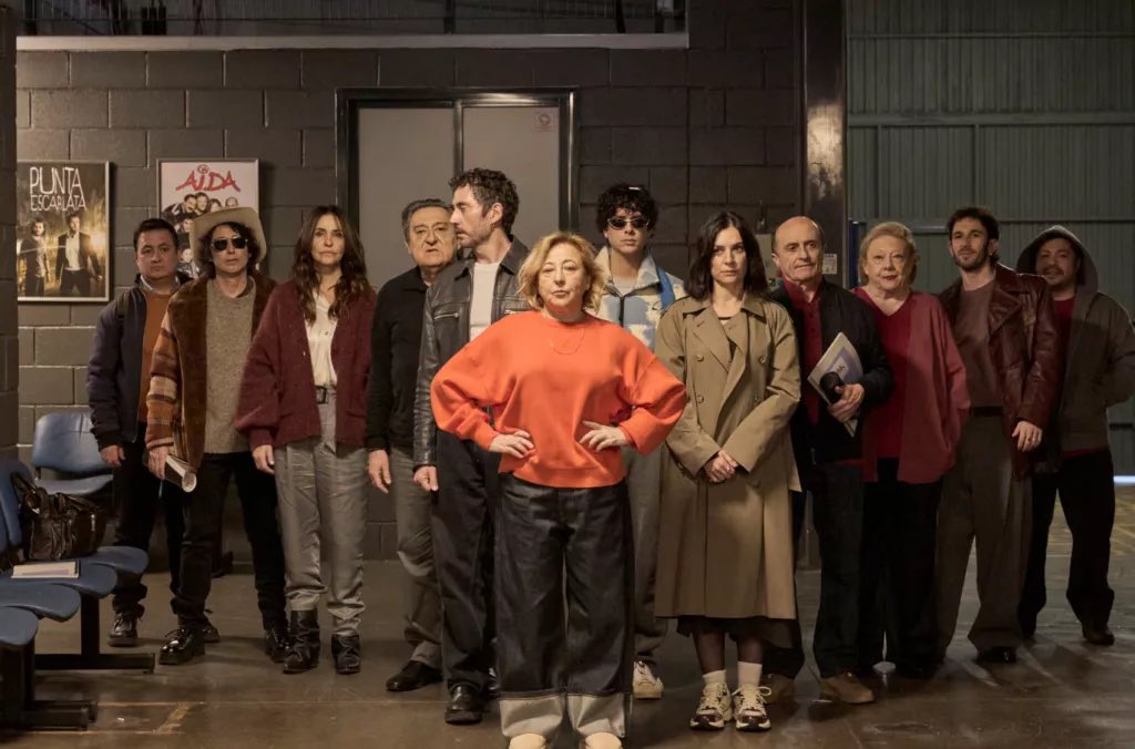 #aidayvuelta es una mirada nostálgica, graciosa y emotiva al tras bastidores de la icónica serie. #PacoLeón firma y dirige un punzante y relevante guión que conecta con los fans de la serie, y con aquellos que nunca la vieron. Si te gustó Saturday Night, te la vas a disfrutar.
