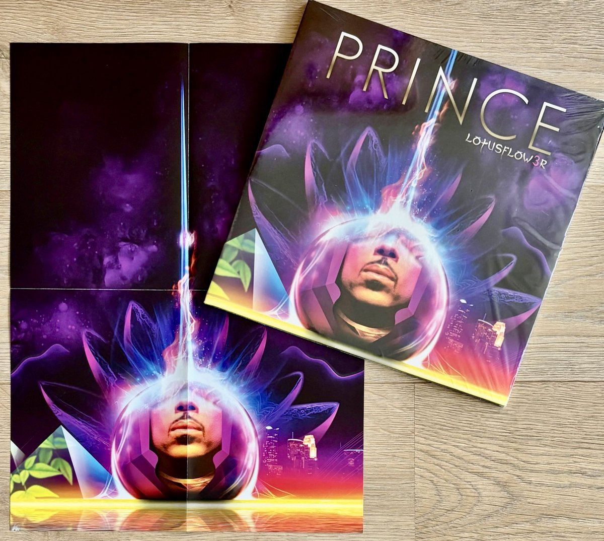 purplefunker's tweet photo. 🔥Prince • LOTUSFLOW3R ~ MPLSOUND🔥

2009 First Pressing 
Vinyl 2LP
+ Double-Sided Poster
Gatefold Sleeve

#NowPlaying #Prince
#Lotusflow3r #MPLSound 
#Prince4Ever #VinylAddict #Vinyl https://t.co/X3apzEuGB7