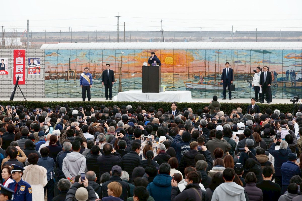 takaichi_sanae's tweet photo. 自民党公認の「古川やすし」さんの応援で、佐賀県杵島郡白石町に伺いました。
佐賀２区（唐津市、多久市、伊万里市、武雄市、鹿島市、小城市、嬉野市、東松浦郡、西松浦郡、杵島郡、藤津郡）の皆様の「古川やすし」さんへの応援が、私、高市早苗の力になります。
「古川やすし」さんに、ぜひ一票をお託し下さい！

佐賀県に、物価高対策をどんどんお届けします！
〇ガソリン価格：172.8円/L(昨年10月)→154.4円/L(本年1月) 
〇軽油価格：153.9円/L(昨年10月)→142.8円/L(本年1月)
〇電気代：九州電力で400kWh/月利用の場合、本年１月の電気代は、12,125円から10,325円に引き下がります。
〇都市ガス代：30㎥/月利用の場合、本年１月のガス代は、540円分引き下がります。
〇佐賀県では、政府の重点支援交付金による対策をどんどんお届けいただいています。例えば、
・家庭業務用LPガスを使用する県民の負担軽減のため、１月から３月の利用料金から1,200円を値引き。
・物価高騰に対する修学旅行での保護者負担の軽減を図るため、来年度の私立学校の修学旅行費用を生徒１人当たり１万円支援。
・物価高騰による子育て世帯の負担軽減のため、０～２歳児の育児を行う家庭に対し、タクシーチケット代を１世帯当たり２万円交付予定。
〇唐津市では、物価高騰対策として、市民１人当たり１万円分の商品券を配布予定です。
また、物価高騰の影響を受けている家庭や事業者に対し、２月又は３月検針分の水道料金の基本料金を減免します。
〇多久市では、物価高騰の影響を受けている市民の家計負担の軽減を図るため、市内の店舗で使用できるクーポン券を１人当たり12,500円発行予定です。
また、物価高騰の影響を受けている子育て世帯への支援を行うため、頻繁におむつ交換が必要な生後～２か月の子供（令和８年度生まれの子供）に紙おむつを支給に支給します。
〇伊万里市では、食料品価格等の物価高騰の中、市民の消費生活を下支えし、地域経済の活性化を図ることを目的に、全ての市民を対象に、商品券「伊万里くらし応援券」（１８歳以下１万円分、１９歳以上５千円分）を配布予定です。
また、家庭の負担を軽減させるため、水道基本料金を２か月分（2,100円、３月・４月検針分）免除します。
〇鹿島市では、食料品をはじめとした物価高騰に対する生活者支援のため、市民全員に、市内店舗等で利用できる6,000円分の商品券を発行予定です。
また、鹿島市の上水道を契約されている方を対象に、水道料金の基本料金を減免（３月請求分（１・２月使用分）等、２か月分2,300円を減免）します。
さらに、物価高騰による市民生活への影響緩和と消費喚起による地域経済の活性化（事業者支援）を目的に、プレミアム付商品券（5,000円分の商品券を4,000円で販売）を発行予定です。
〇嬉野市では、令和８年１月１日現在で嬉野市内に住民登録があり、２月２８日までに「うれしかーど」を取得済みの方に対し、3,000円分のポイントを交付予定です。