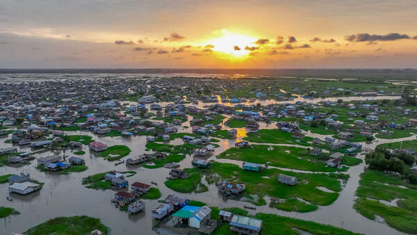 Nelpepper's tweet photo. Ganvié is a different world in Benin Republic 🇧🇯🤯 
It is the largest lake city in Africa, built entirely on stilts above Lake Nokoué. https://t.co/QtjBaJpcfh