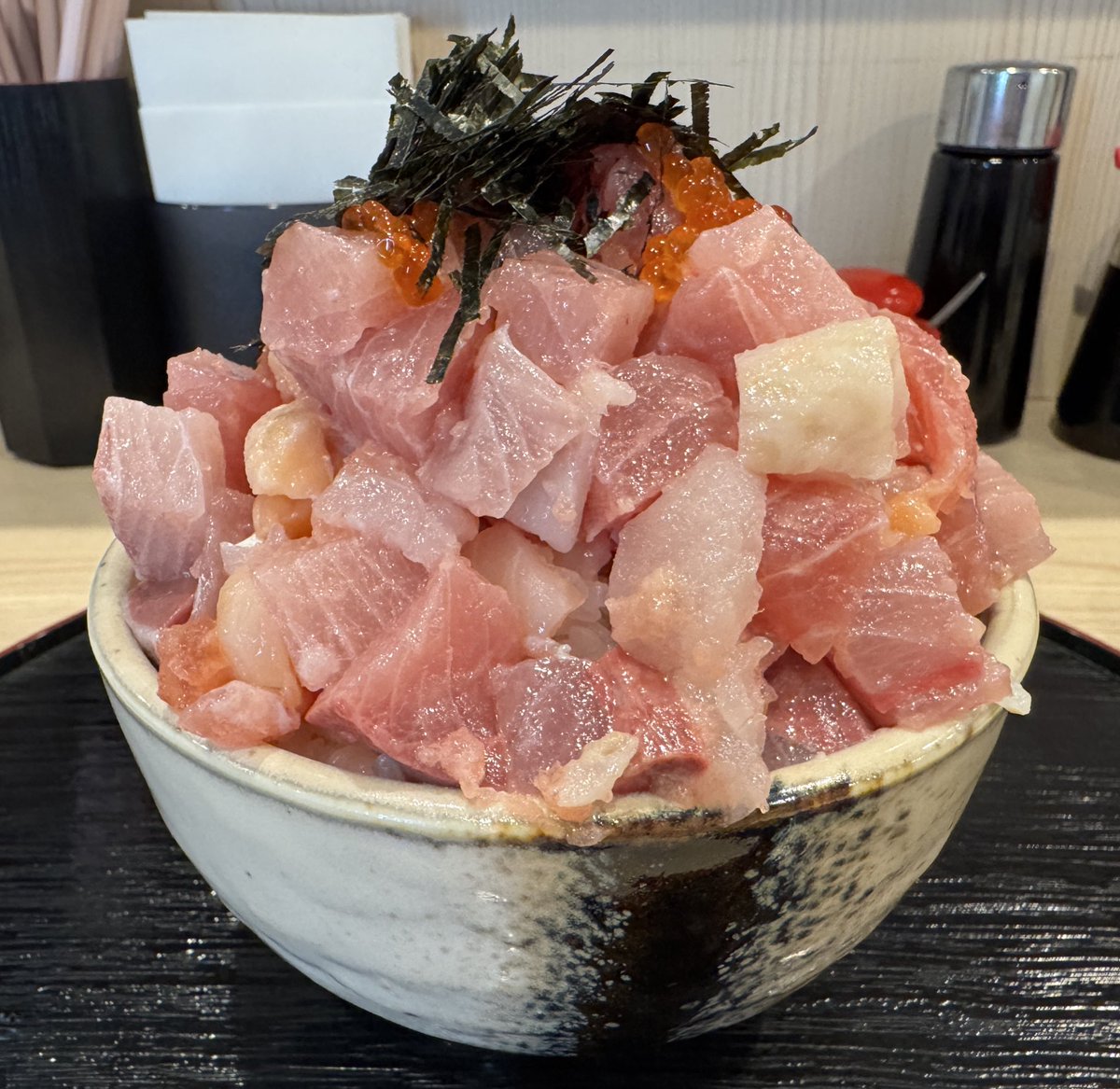 kudo_pon's tweet photo. これ1500円の海鮮丼なのですが、あまりにも魚介類が新鮮で、臭みや雑味がなく、激しくウマイ！ さらにデフォルトでライス330グラムで追加料金ナシでおかわり可能。さらにさらに無料の出汁スープも飲めるし、お茶漬けのように食べられる。生卵付き！ 最高オブ最高！ 東京・神田の魚匠屋のランチは神🍚♨️ https://t.co/72xfs0gwti