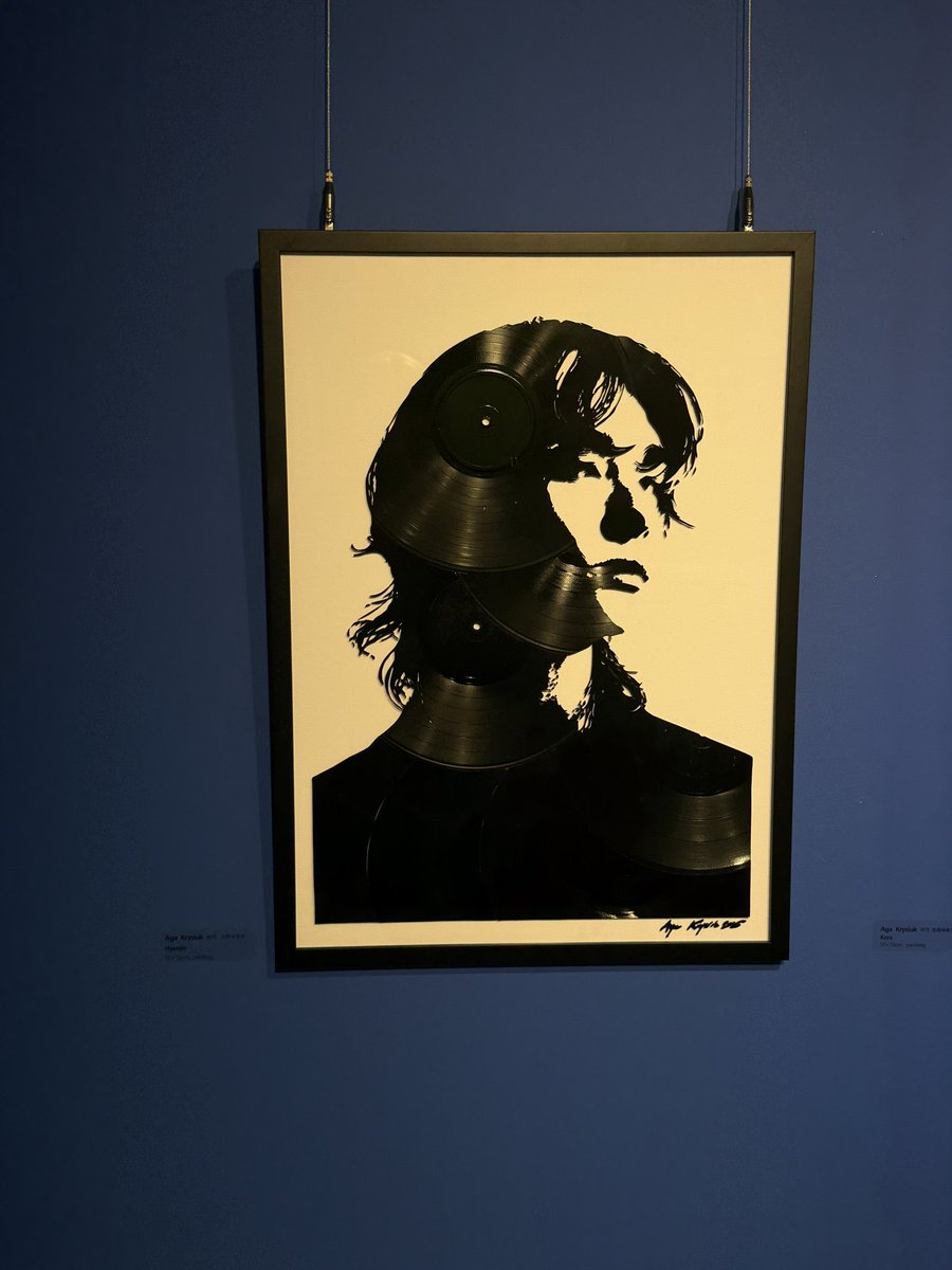[ART &amp; CULTURE] 

Hyunjin’s portrait made out of old vinyls was a part of a Korean Polish Friendship exhibition by Polish artist Aga Krysiuk.

“FROM THREAD TO LIGHT. Podlasie Korea – Women’s Faces on the Path of Art” 

📍Atrin Museum
Organized by <a href="/FoSK_Foundation/">Friends of South Korea Foundation🇵🇱🇰🇷</a>

#Hyunjin #현진