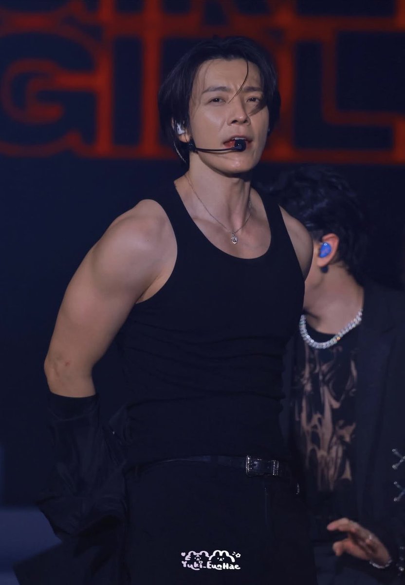 ShaleHaeHae's tweet image. Why so hot, Lee Donghae?!! 

#donghae #동해