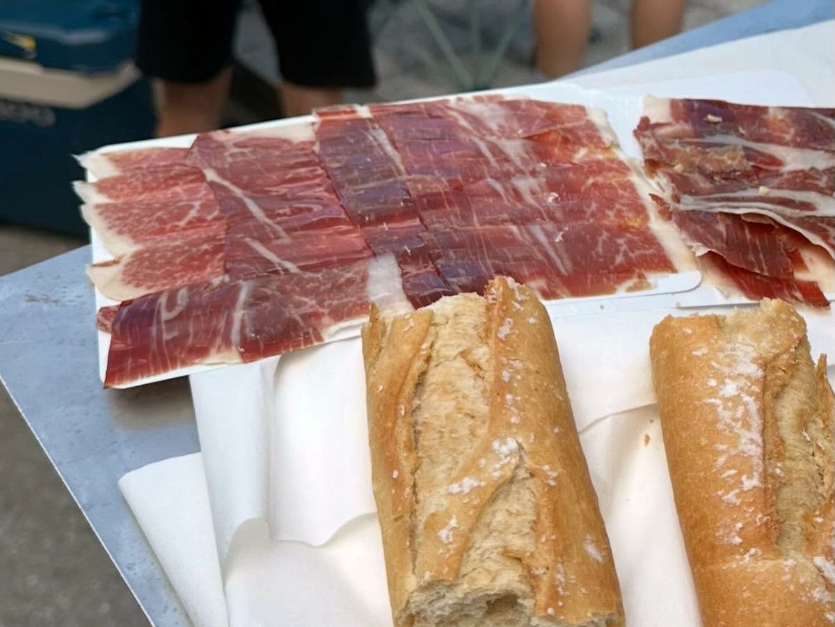 CGuijuelo's tweet photo. 🧡🐖🖤 Damos las gracias a Ibéricos Monteparra por su apoyo y compromiso con nuestros equipos Cadete y Junior #MaguisaGuijuelo 🟧⬛️
Más de 70 años de tradición en ibérico, un referente de calidad 🔝
GRACIAS por vuestra ayuda y ánimo 💪🚴🏽♂️
#IbericosMonteparra #jamoniberico #iberico https://t.co/IECYUu1Dmu