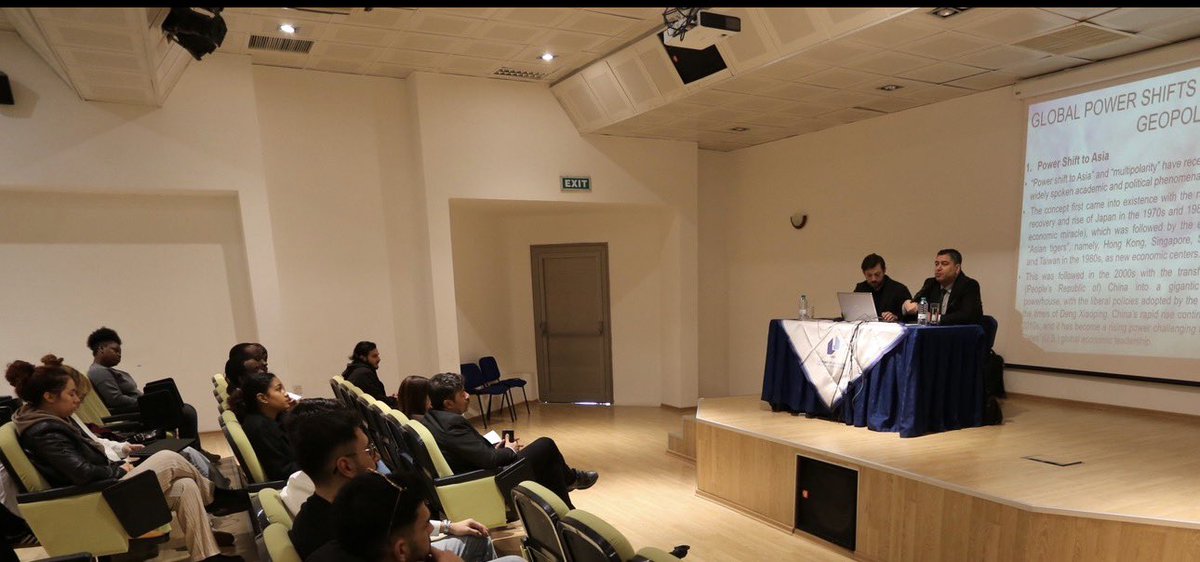 #LefkeAvrupaÜniversitesi (#LAÜ) #Uluslararası İlişkiler Bölümü tarafından uluslararası sistemde yaşanan devam eden dönüşümleri ele alan “21. Yüzyılda #Küresel Güç Kaymaları” konulu bir konferansı düzenlendi.