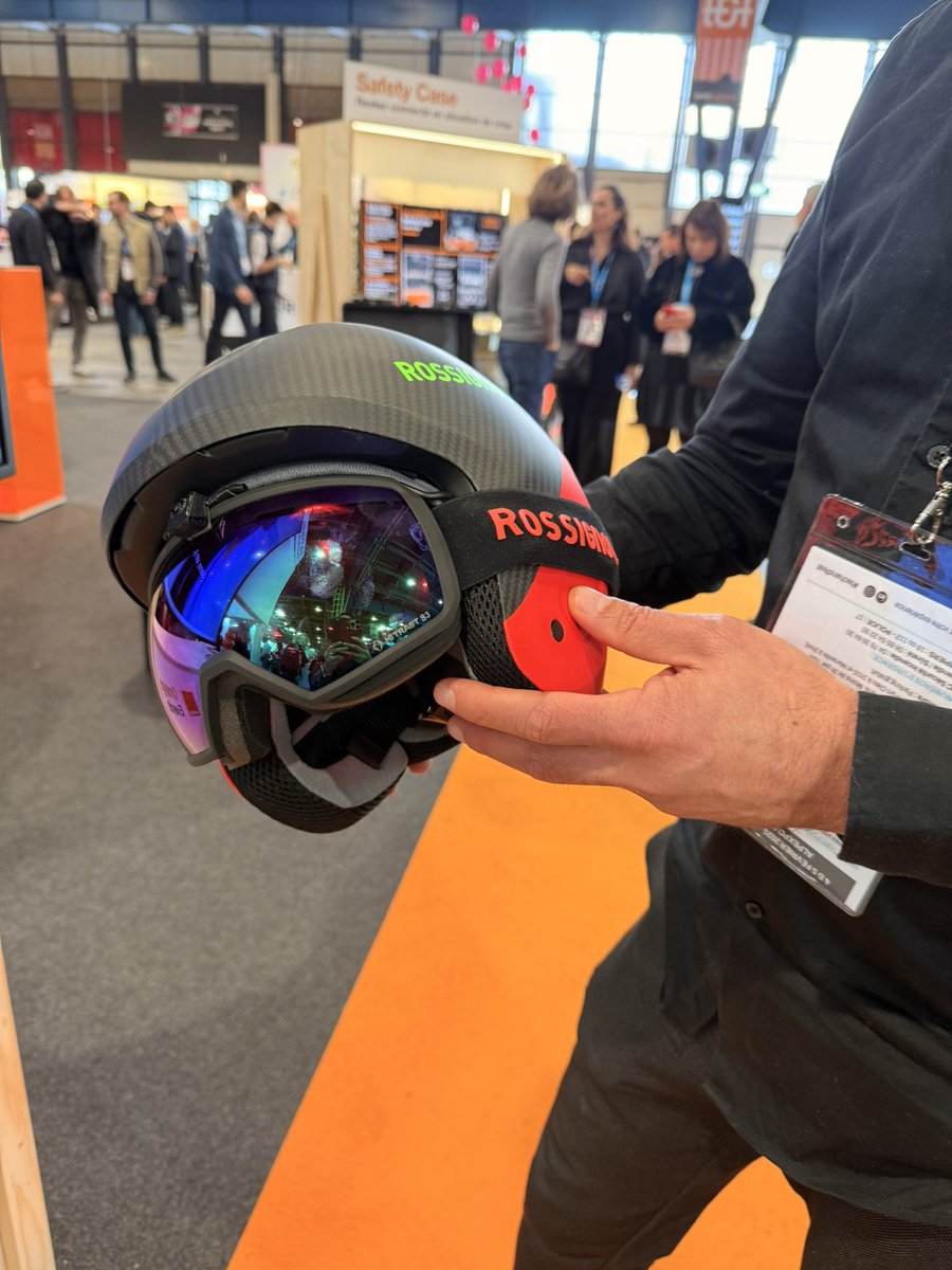 mallys_'s tweet photo. Caméra miniaturisée sur le casque, faible latence, débit garanti : un réseau dédié couvre chaque mètre de la piste pour des images live inédites, transmises jusqu’à la régie et au réalisateur. #techandfest @OrangeAuRA https://t.co/a4wyV5Zo2a