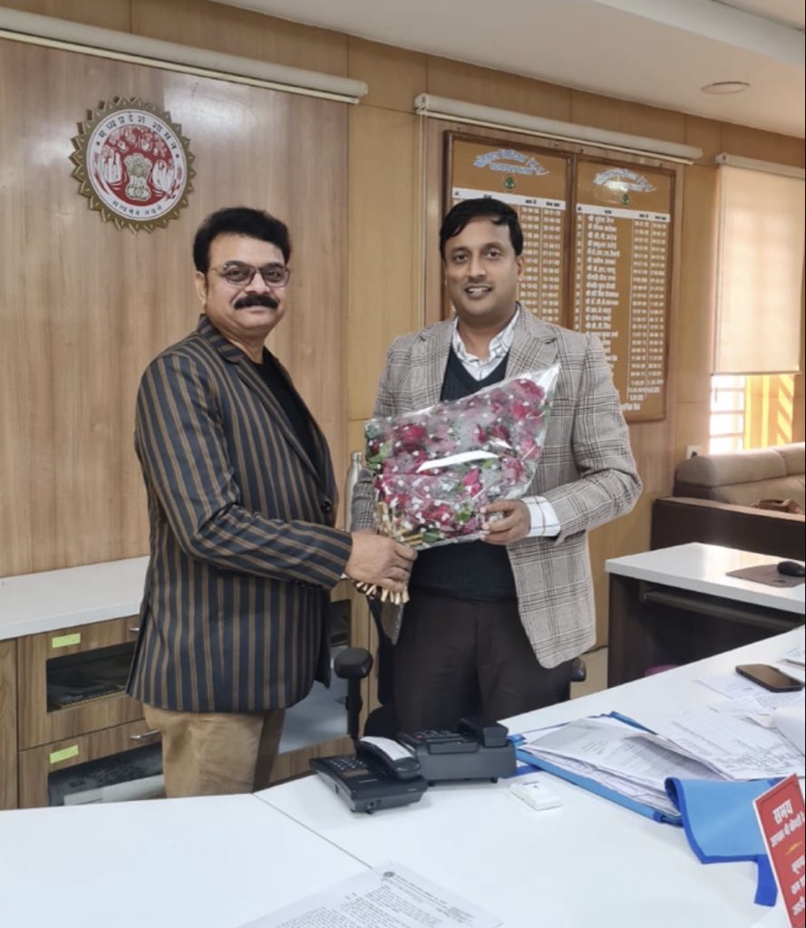 HemantMaithil's tweet photo. Today, I had a courtesy meeting with the honest, hardworking, and dynamic Collector of Vidisha district in Madhya Pradesh, Mr. Anshul Kumar Gupta (IAS), in his office. https://t.co/Tr6O3UmXkE