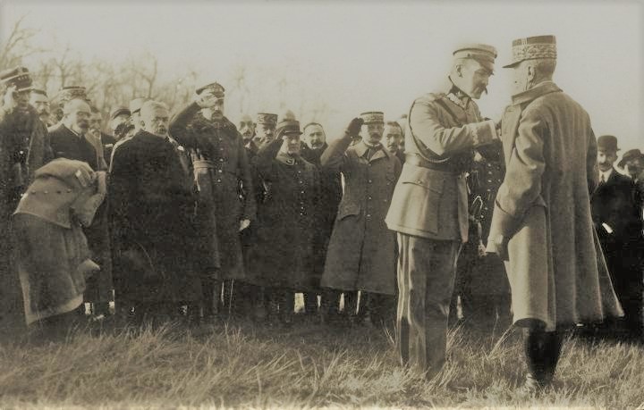 PLenFrance's tweet image. #CeJourLà, en 1921, le chef de l'Etat J. Piłsudski décore le maréchal #Foch de sa propre 🎖️ Croix Virtuti Militari, la plus haute distinction #militaire 🇵🇱 afin de le remercier pour le soutien de la 🇫🇷 à la Pologne lors de la guerre soviéto-polonaise.

📺👉youtube.com/watch?v=nN-6mZ