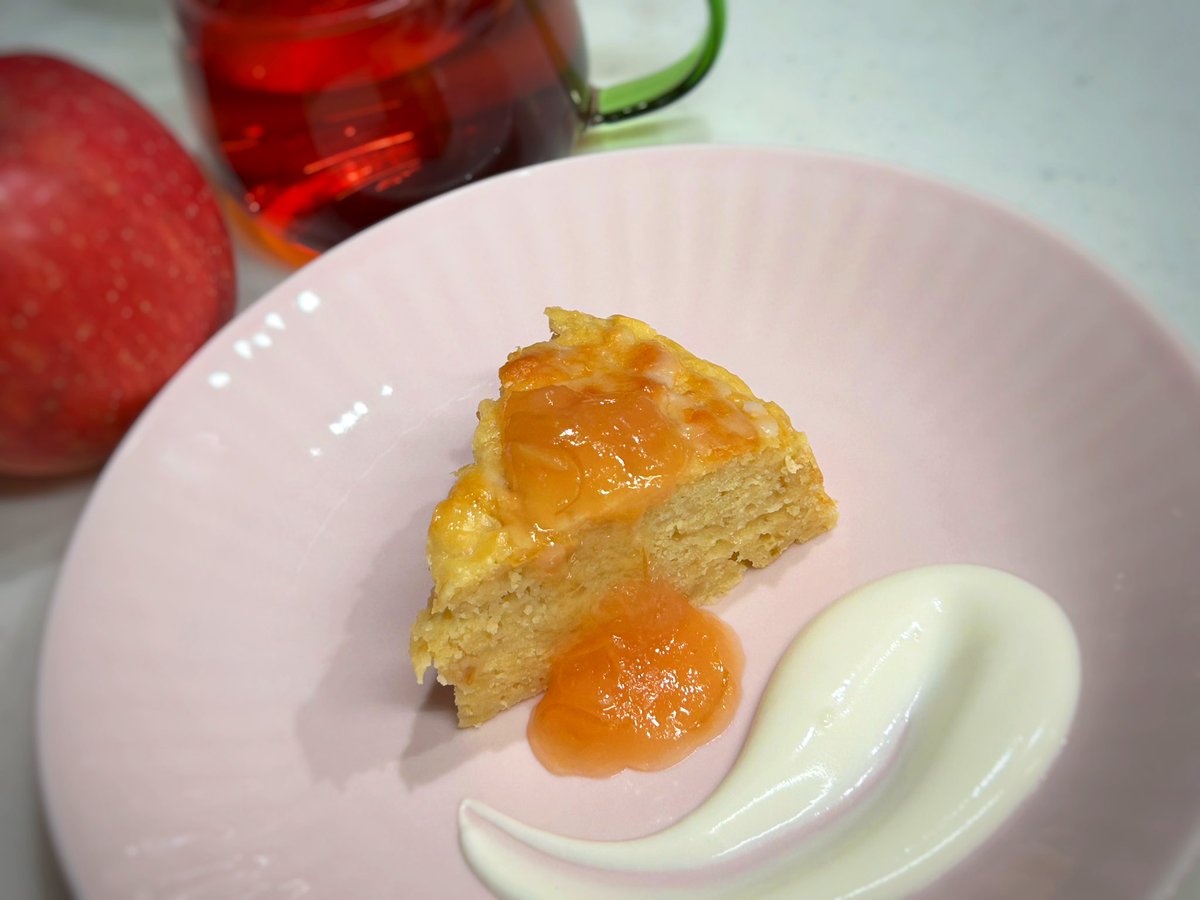 minatorau's tweet photo. 皿のこの盛り付け久しぶりにやったら生クリームの固さ間違えた🍎🍎🍎
#applecake #homemadeapplecake https://t.co/Coq1jLCtGH