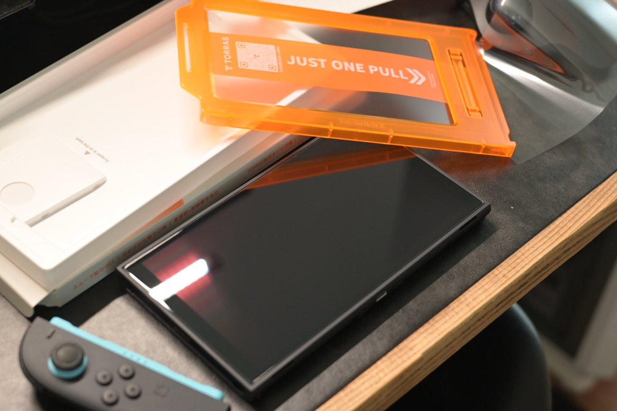 nantehida03's tweet image. TORRAS For Switch 2 保護フィルム使ってみた
硬度9Hで画面の傷も安心。
装着方法は簡単でSwitch2に被せて中央部分を右に引っ張るだけ。
めちゃ簡単！
そしてめっちゃ綺麗にはれる！

もう気泡が出来て悔しい思いをしなくて済みますw
#PR #TORRAS #Switch2