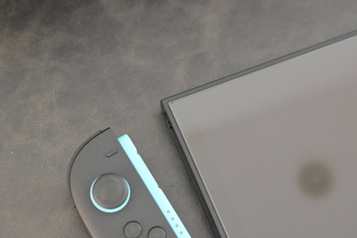 nantehida03's tweet image. TORRAS For Switch 2 保護フィルム使ってみた
硬度9Hで画面の傷も安心。
装着方法は簡単でSwitch2に被せて中央部分を右に引っ張るだけ。
めちゃ簡単！
そしてめっちゃ綺麗にはれる！

もう気泡が出来て悔しい思いをしなくて済みますw
#PR #TORRAS #Switch2