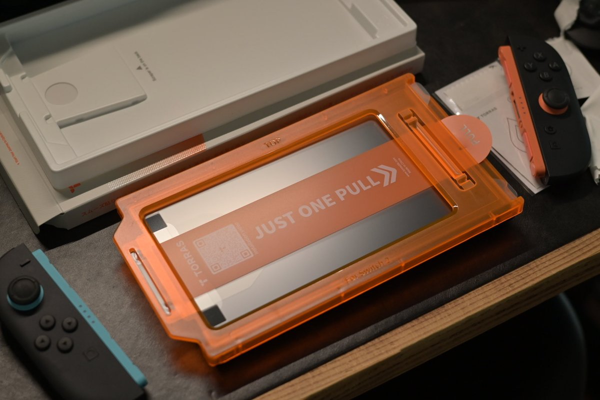 nantehida03's tweet image. TORRAS For Switch 2 保護フィルム使ってみた
硬度9Hで画面の傷も安心。
装着方法は簡単でSwitch2に被せて中央部分を右に引っ張るだけ。
めちゃ簡単！
そしてめっちゃ綺麗にはれる！

もう気泡が出来て悔しい思いをしなくて済みますw
#PR #TORRAS #Switch2