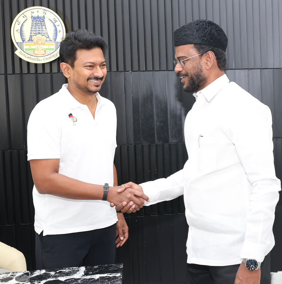 tmmkhqofficial's tweet photo. சென்னையில் தமுமுகவின் சமூகநீதி மாணவர் இயக்கம் நடத்தும் மாணவரணி வெள்ளிவிழா மாநாட்டிற்கு மாண்புமிகு தமிழ்நாடு துணை முதல்வர் @Udhaystalin அவர்களை சந்தித்து
மமக பொதுச்செயலாளர் ப.அப்துல்சமது MLA அழைப்பிதழ் வழங்கினார்கள் #abdulsamadmla 
#deputyCMUdhayanidhiStalin 
#UdhayanidhiStalin https://t.co/akmKN6rPQQ
