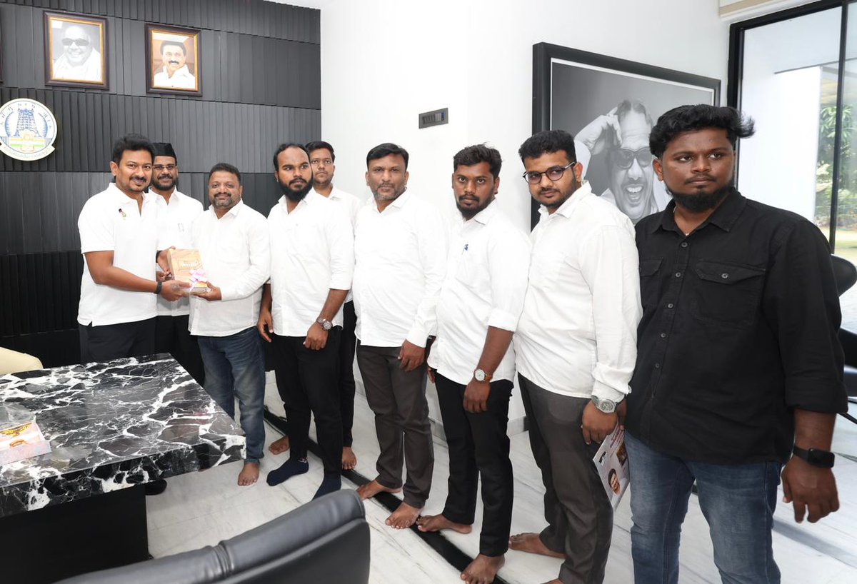 tmmkhqofficial's tweet photo. சென்னையில் தமுமுகவின் சமூகநீதி மாணவர் இயக்கம் நடத்தும் மாணவரணி வெள்ளிவிழா மாநாட்டிற்கு மாண்புமிகு தமிழ்நாடு துணை முதல்வர் @Udhaystalin அவர்களை சந்தித்து
மமக பொதுச்செயலாளர் ப.அப்துல்சமது MLA அழைப்பிதழ் வழங்கினார்கள் #abdulsamadmla 
#deputyCMUdhayanidhiStalin 
#UdhayanidhiStalin https://t.co/akmKN6rPQQ