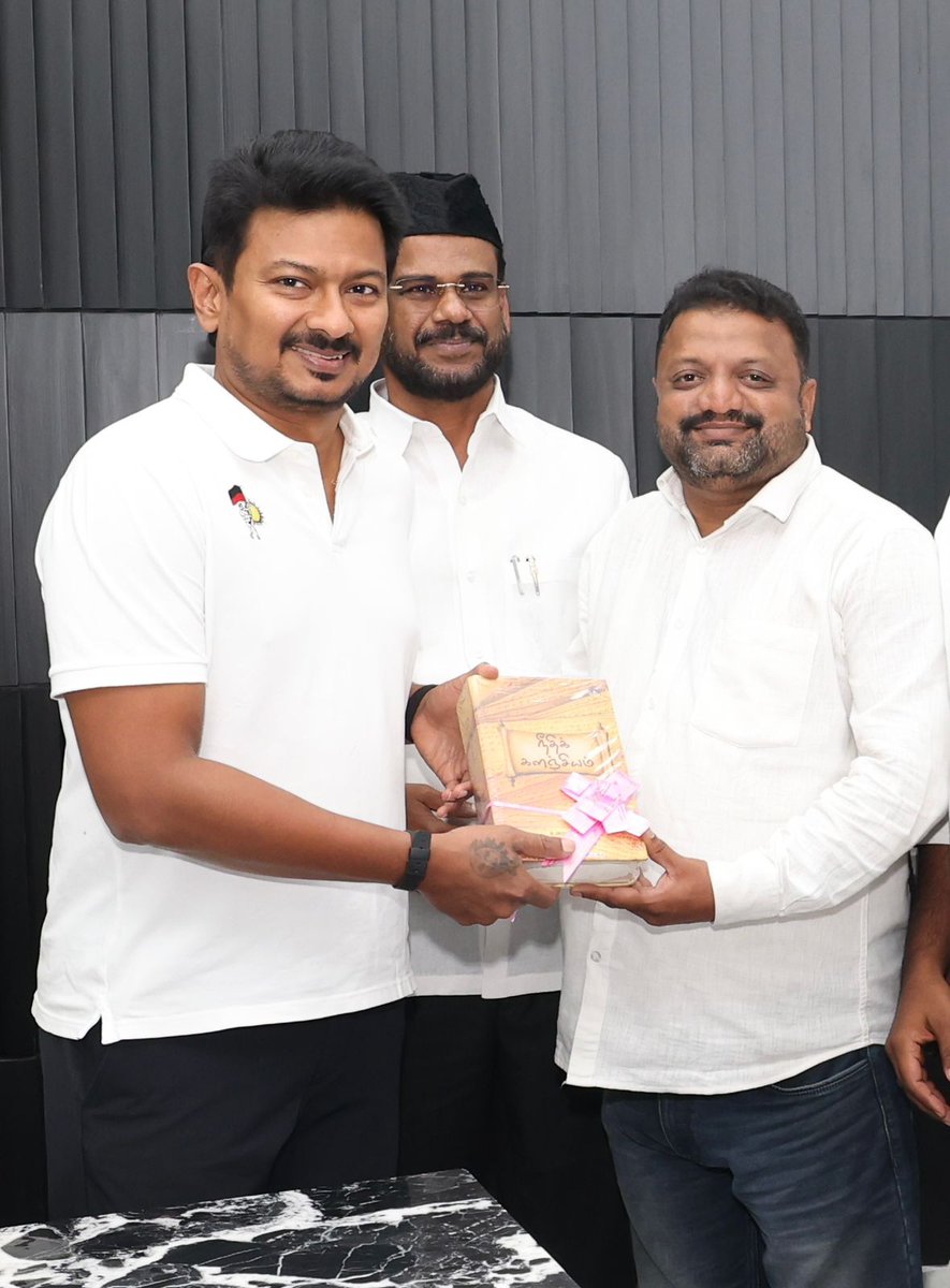 tmmkhqofficial's tweet photo. சென்னையில் தமுமுகவின் சமூகநீதி மாணவர் இயக்கம் நடத்தும் மாணவரணி வெள்ளிவிழா மாநாட்டிற்கு மாண்புமிகு தமிழ்நாடு துணை முதல்வர் @Udhaystalin அவர்களை சந்தித்து
மமக பொதுச்செயலாளர் ப.அப்துல்சமது MLA அழைப்பிதழ் வழங்கினார்கள் #abdulsamadmla 
#deputyCMUdhayanidhiStalin 
#UdhayanidhiStalin https://t.co/akmKN6rPQQ