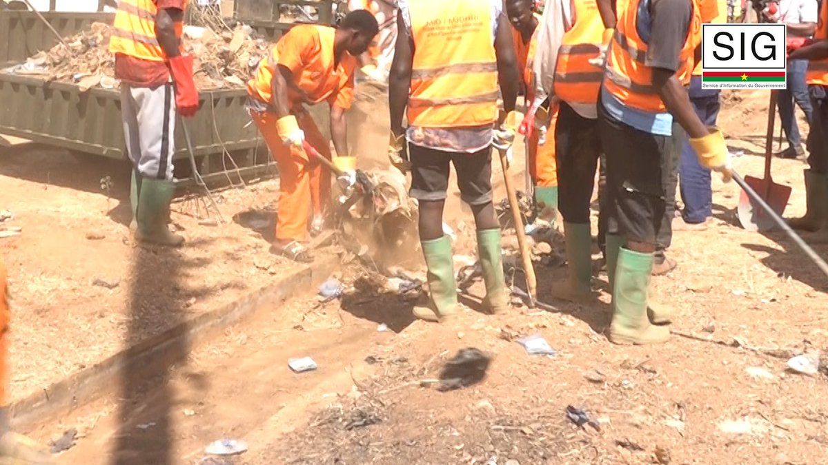 sigbf's tweet photo. Initiative d'appui aux #THIMO: bilan satisfaisant pour la première phase
Le ministre de la Justice, Edasso Rodigue BAYALA et celui de la Construction de la Patrie, Mikaïlou SIDIBE ont effectué ce mercredi 04 février 2026 à Tenkodogo, une visite des travaux entrant dans le cadre de l'Initiative d'appui aux Travaux à haute intensité de main-d'œuvre. L’objectif était de constater de visu l’état d’exécution des travaux réalisés grâce à cette Initiative.
Après 5 mois de mise en œuvre de l’Initiative d'appui aux Travaux à haute intensité de main-d'œuvre (THIMO), les résultats sont très satisfaisants selon le ministre de la Justice. « Aujourd'hui, nous sommes venus, mon collègue, le ministre de la construction de la Patrie, avec nos collaborateurs pour faire le point de cette initiative qui a pris fin au 31 décembre 2025, pour voir quelles étaient les réalisations et quels sont les fruits de cette première expérience. En tout cas, nous sommes très satisfaits. Nous repartons très satisfaits au regard du taux de réalisation des activités qui est à plus de 84% », a indiqué le ministre Edasso Rodigue BAYALA.
Tout en saluant les condamnés pour leur adhésion à l’Initiative, il a également félicité et encouragé l'ensemble des acteurs qui ont permis d’atteindre les résultats escomptés.
Mise en œuvre par le ministère de la Construction de la Patrie, en collaboration avec le ministère de la Justice, l’Initiative d’appui aux THIMO s’inscrit dans la vision du Chef de l’Etat qui est de changer de paradigme en matière d’administration de la Justice au Burkina Faso. Elle vise à désengorger les prisons et favoriser la réinsertion des détenus.
Lancée en août 2025 à Ziniaré, l’Initiative d'appui aux Travaux de haute intensité de main-d'œuvre d'appui aux travaux de haute intensité de main-d'œuvre a mobilisé environ 500 condamnés pour l'exécution des travaux d’intérêt général. Elle a consisté à des travaux de curage de 150 km de caniveaux, d'évacuation de 1 500 m3 d'ordures, de plantation 10 000 arbres et de débroussaillage 300 hectares d'espaces dans 22 villes du Burkina Faso.
Service d’information du Gouvernement
#Com_Gouv_BF
#SIGBurkina
#BurkinaFaso