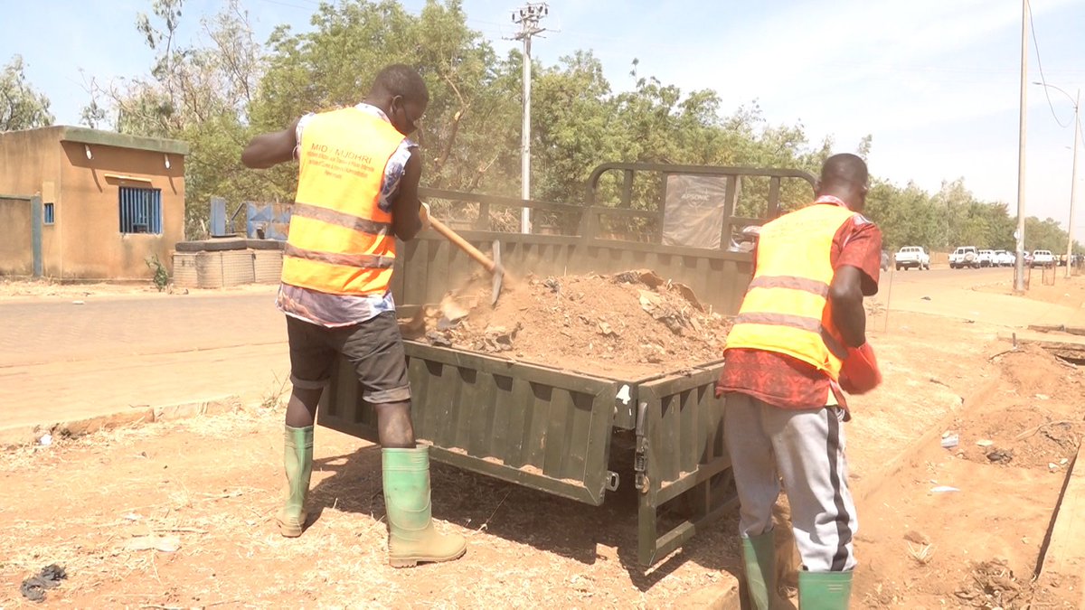 sigbf's tweet photo. Initiative d'appui aux #THIMO: bilan satisfaisant pour la première phase
Le ministre de la Justice, Edasso Rodigue BAYALA et celui de la Construction de la Patrie, Mikaïlou SIDIBE ont effectué ce mercredi 04 février 2026 à Tenkodogo, une visite des travaux entrant dans le cadre de l'Initiative d'appui aux Travaux à haute intensité de main-d'œuvre. L’objectif était de constater de visu l’état d’exécution des travaux réalisés grâce à cette Initiative.
Après 5 mois de mise en œuvre de l’Initiative d'appui aux Travaux à haute intensité de main-d'œuvre (THIMO), les résultats sont très satisfaisants selon le ministre de la Justice. « Aujourd'hui, nous sommes venus, mon collègue, le ministre de la construction de la Patrie, avec nos collaborateurs pour faire le point de cette initiative qui a pris fin au 31 décembre 2025, pour voir quelles étaient les réalisations et quels sont les fruits de cette première expérience. En tout cas, nous sommes très satisfaits. Nous repartons très satisfaits au regard du taux de réalisation des activités qui est à plus de 84% », a indiqué le ministre Edasso Rodigue BAYALA.
Tout en saluant les condamnés pour leur adhésion à l’Initiative, il a également félicité et encouragé l'ensemble des acteurs qui ont permis d’atteindre les résultats escomptés.
Mise en œuvre par le ministère de la Construction de la Patrie, en collaboration avec le ministère de la Justice, l’Initiative d’appui aux THIMO s’inscrit dans la vision du Chef de l’Etat qui est de changer de paradigme en matière d’administration de la Justice au Burkina Faso. Elle vise à désengorger les prisons et favoriser la réinsertion des détenus.
Lancée en août 2025 à Ziniaré, l’Initiative d'appui aux Travaux de haute intensité de main-d'œuvre d'appui aux travaux de haute intensité de main-d'œuvre a mobilisé environ 500 condamnés pour l'exécution des travaux d’intérêt général. Elle a consisté à des travaux de curage de 150 km de caniveaux, d'évacuation de 1 500 m3 d'ordures, de plantation 10 000 arbres et de débroussaillage 300 hectares d'espaces dans 22 villes du Burkina Faso.
Service d’information du Gouvernement
#Com_Gouv_BF
#SIGBurkina
#BurkinaFaso