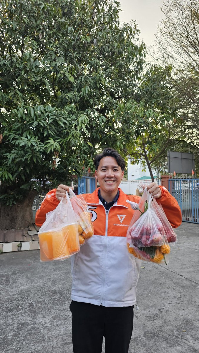 Third_pple's tweet photo. เมื่อคุณถูกรักโดยประชาชน ไปหาเสียงที่ตลาดทีนึง ก็จะมีของฝากติดไม้ติดมือมาเต็มไปหมด ขอบคุณทุกคนครับ กำลังใจจากทุกคนคือพลังสำคัญที่ทำให้เราไม่เคยยอมแพ้ ประชาชนไม่ถอยเราก็ไม่ถอยครับ

#พรรคประชาชน #เพชรบูรณ์ #เติร์ดรัฐภูมิ #เติร์ดเบอร์5 #เบอร์5 #เพชรบูรณ์เขต1 #เลือกตั้ง69 https://t.co/D4IDjtnfVZ