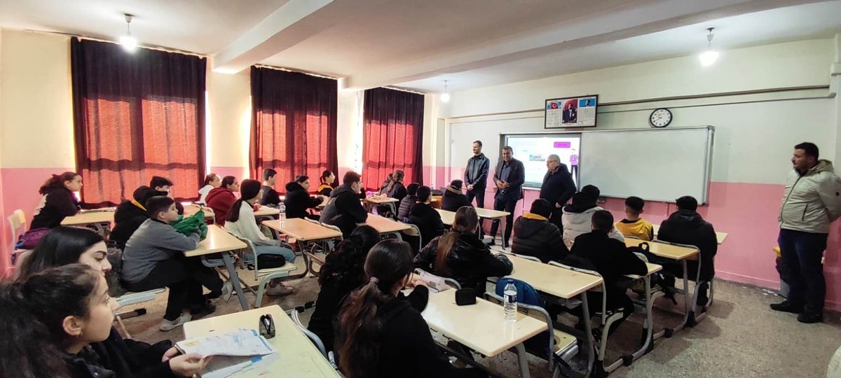 SehitVelit's tweet photo. @midyatilcemem @abdubakitek İlçemiz Şube Müdürü Sayın Abdulbaki TEK, okulumuzu ziyaret ederek yürüttüğümüz çalışmaları yerinde incelemiş, bizleri onurlandırmıştır.
Eğitime verdikleri kıymetli destek ve nazik ziyaretlerinden dolayı kendilerine teşekkür eder, saygılarımızı sunarız. https://t.co/INnpnDvrx5