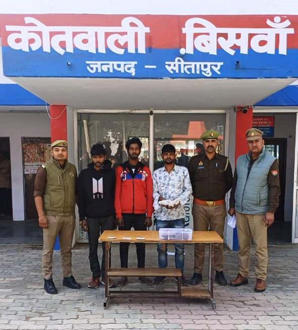awazhindustaan's tweet image. सीतापुर: चोरी की योजना बनाते 3 चोर गिरफ्तार 🚨
नगदी, असलहा और कारतूस बरामद। गिरफ्तार अभियुक्तों पर कई केस दर्ज। मामला बिसवां कोतवाली का।
#Sitapur #RobberyPlan #ThievesArrested #CrimeUpdate #UPPolice