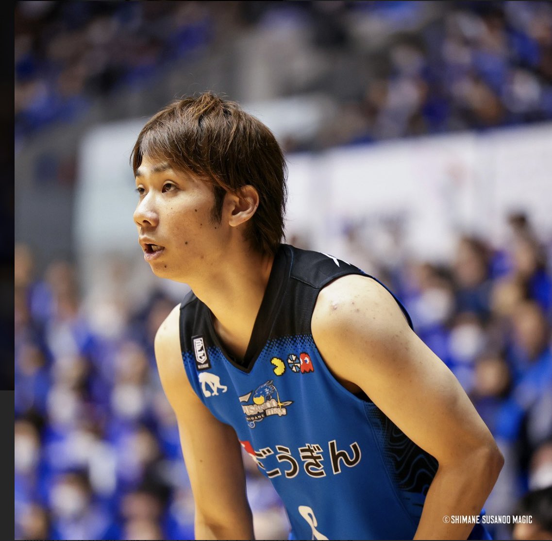 ドラフラの頃から大嫌いなPGだった。スピードがありシュートは正確。その彼が2018年、何と島根に来るという。たちまち大ファンに変わった。ゲームの流れが悪い時、あなたの気迫あふれるプレーがどれだけチームを救ったか。今度は我々が「島根のために闘う」あなたを支える。
#北川弘