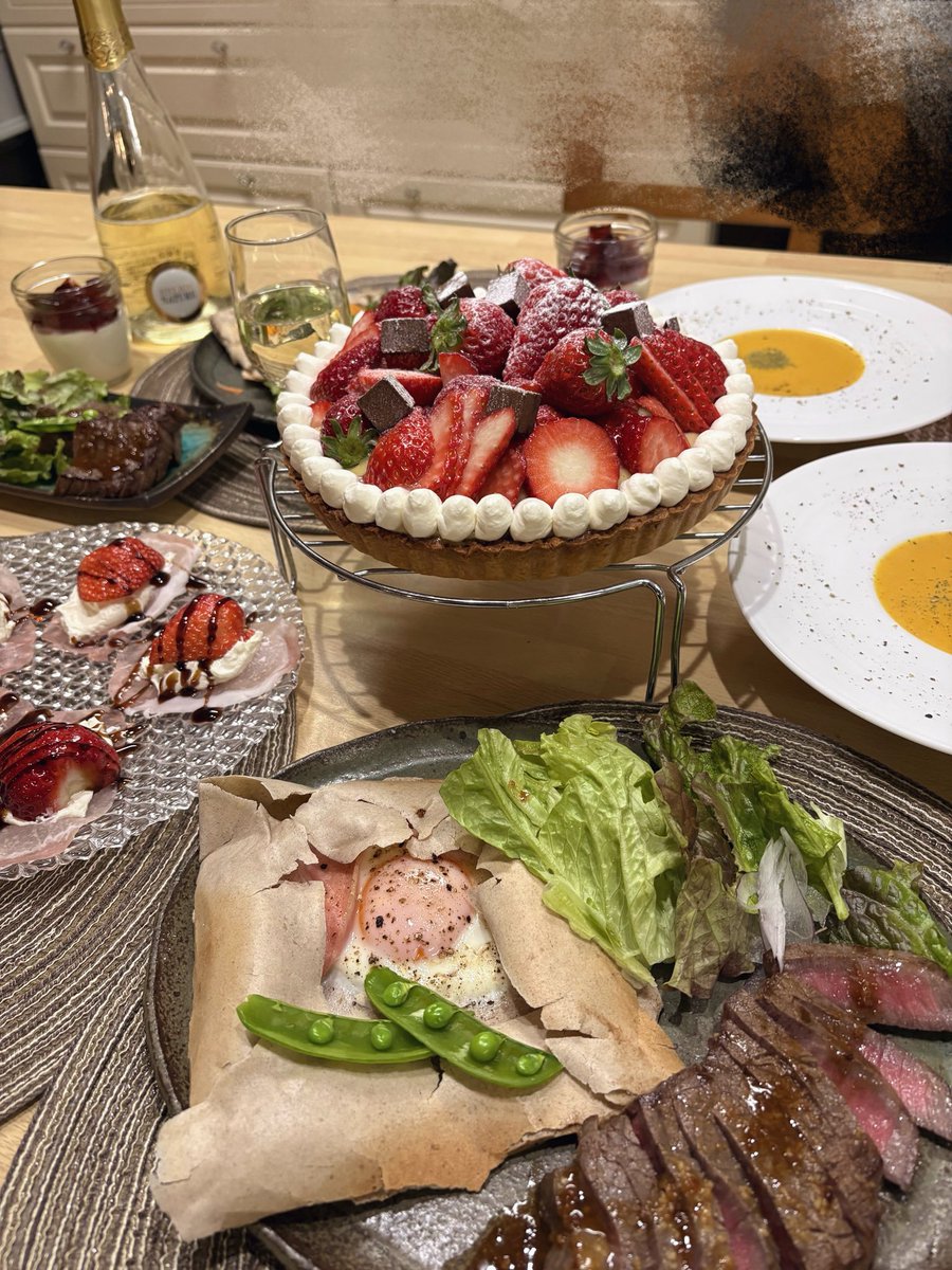 ameeee__ringo's tweet photo. 毎年恒例いちごのタルト🍓と空いた時間で紅茶のゼリーをのせたパンナコッタを作ったよ😻✨ https://t.co/H2r8ILXdIj