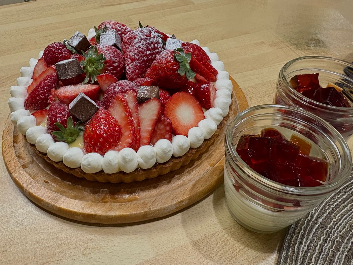 ameeee__ringo's tweet photo. 毎年恒例いちごのタルト🍓と空いた時間で紅茶のゼリーをのせたパンナコッタを作ったよ😻✨ https://t.co/H2r8ILXdIj