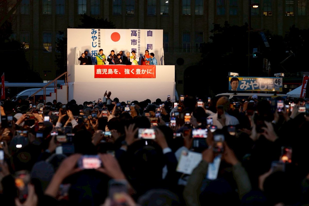 takaichi_sanae's tweet photo. 自民党公認の「みやじ拓馬」さんの応援で、鹿児島県鹿児島市に伺いました。
鹿児島１区（鹿児島市の一部、鹿児島郡）の皆様の「みやじ拓馬」さんへの応援が、私、高市早苗の力になります。
「みやじ拓馬」さんに、ぜひ一票をお託し下さい！

鹿児島県に、物価高対策をどんどんお届けします！
〇ガソリン価格：185.0円/L(昨年10月)→166.2円/L(本年1月) 
〇軽油価格：168.5円/L(昨年10月)→157.7円/L(本年1月)
〇電気代：九州電力で400kWh/月利用の場合、本年１月の電気代は、12,125円から10,325円に引き下がります。
〇都市ガス代：30㎥/月利用の場合、本年１月のガス代は、540円分引き下がります。
〇鹿児島県では、政府の重点支援交付金による対策をどんどんお届けいただいています。例えば、
・価格高騰により増大するＬＰガスを使用する一般家庭等の負担軽減を図るため、ＬＰガス販売事業者向けに、価格の値引き分に係る費用を補助。
・物価高騰の影響を受けている生活者の負担軽減や消費喚起による地域経済の活性化を図るため、市町村向けに、プレミアム商品券等の発行に要する経費を補助（1世帯3,000円（離島は4,000円））。
〇鹿児島市では、以下の事業を実施します。
・物価高騰の影響を受ける市民に対し、1人当たり5,000円の商品券（バニラVISAギフトカード）を配付予定。
・物価高騰による市民の負担を軽減し、地域における消費の下支えを図るとともに、小売・サービス業等の事業者への支援を行うため、プレミアム付商品券（プレミアム率上限30％）の発行などを行う商店街等に対し助成。申請受付開始済。
・物価高騰の影響を受ける市民の負担軽減を図るため、省エネルギー性能の高い家電製品等の購入を補助予定。